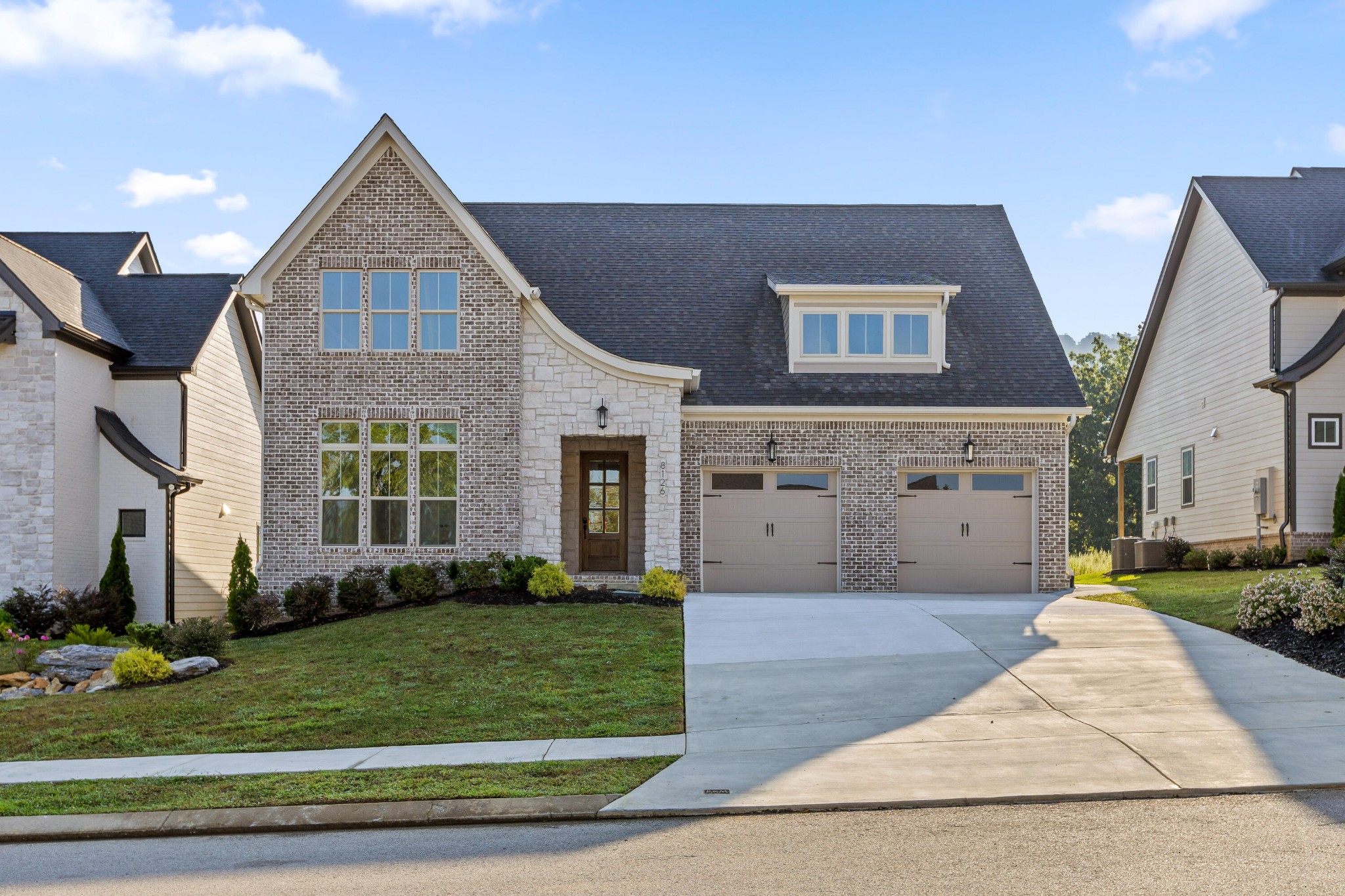 8126 Sir Oliphant Way