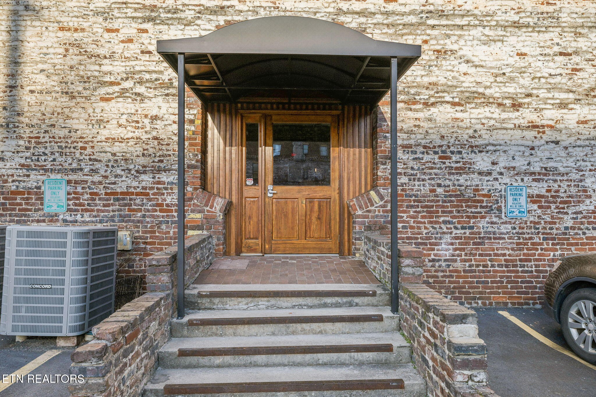 105 W Jackson Ave