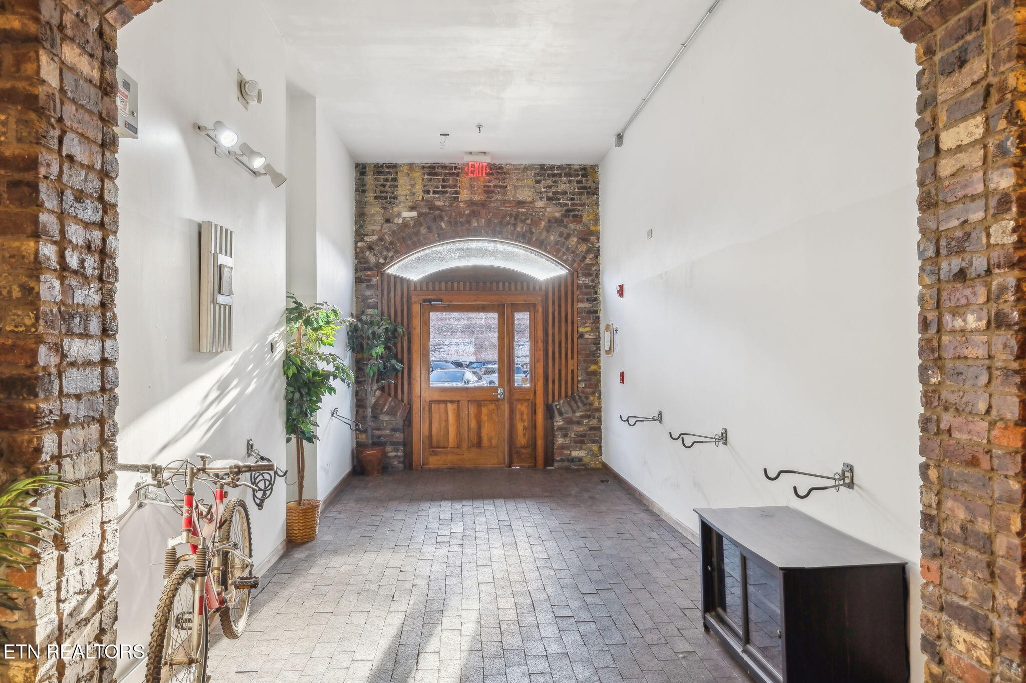 105 W Jackson Ave