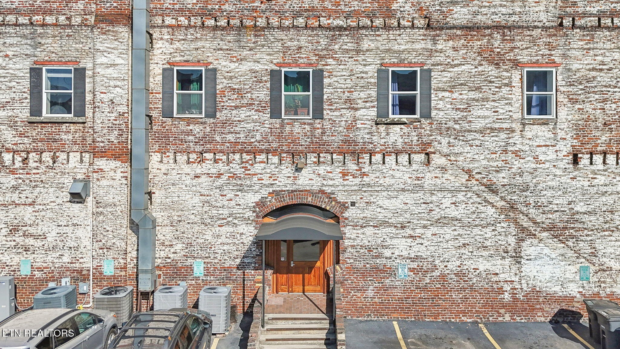 105 W Jackson Ave