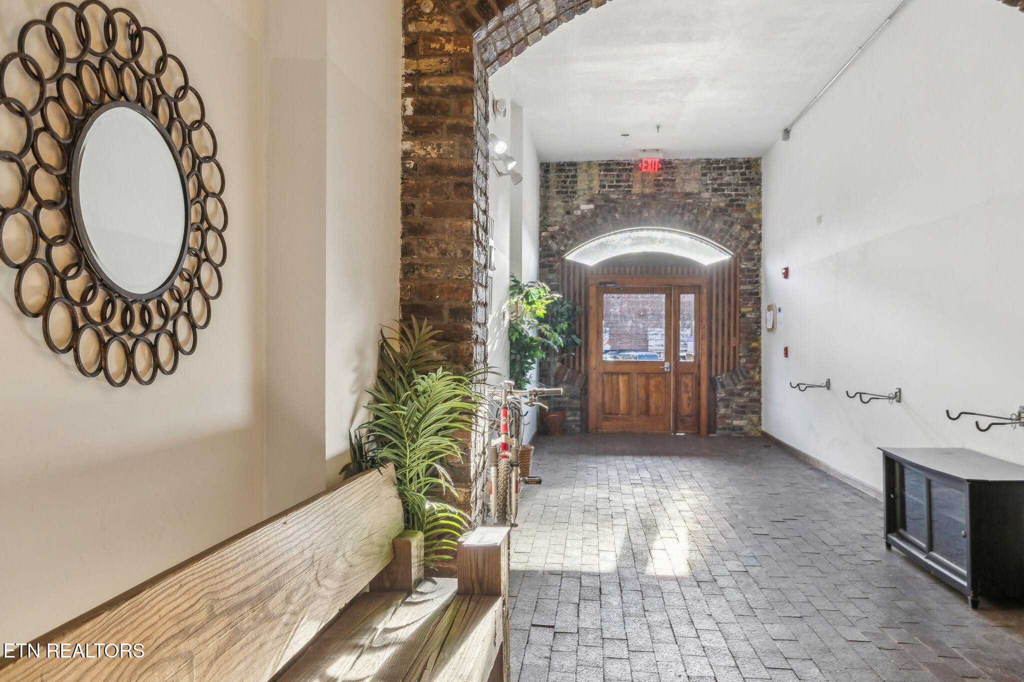 105 W Jackson Ave