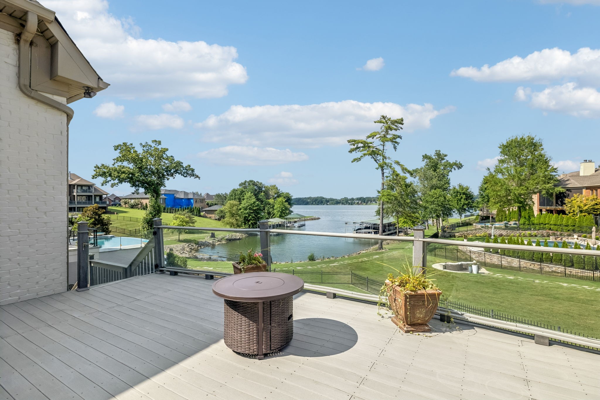 3033 Lakeshore Dr