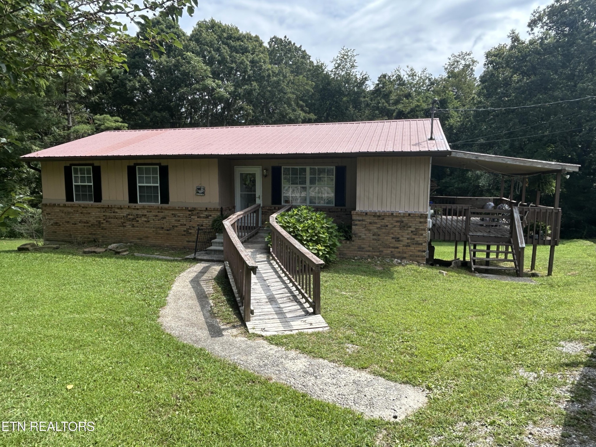 1041 Roysden Rd