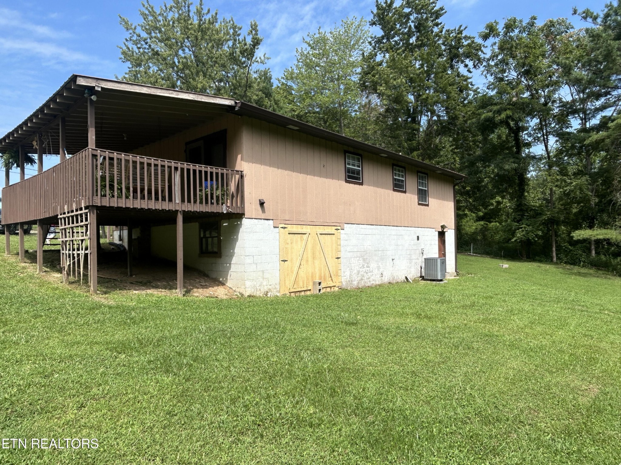 1041 Roysden Rd