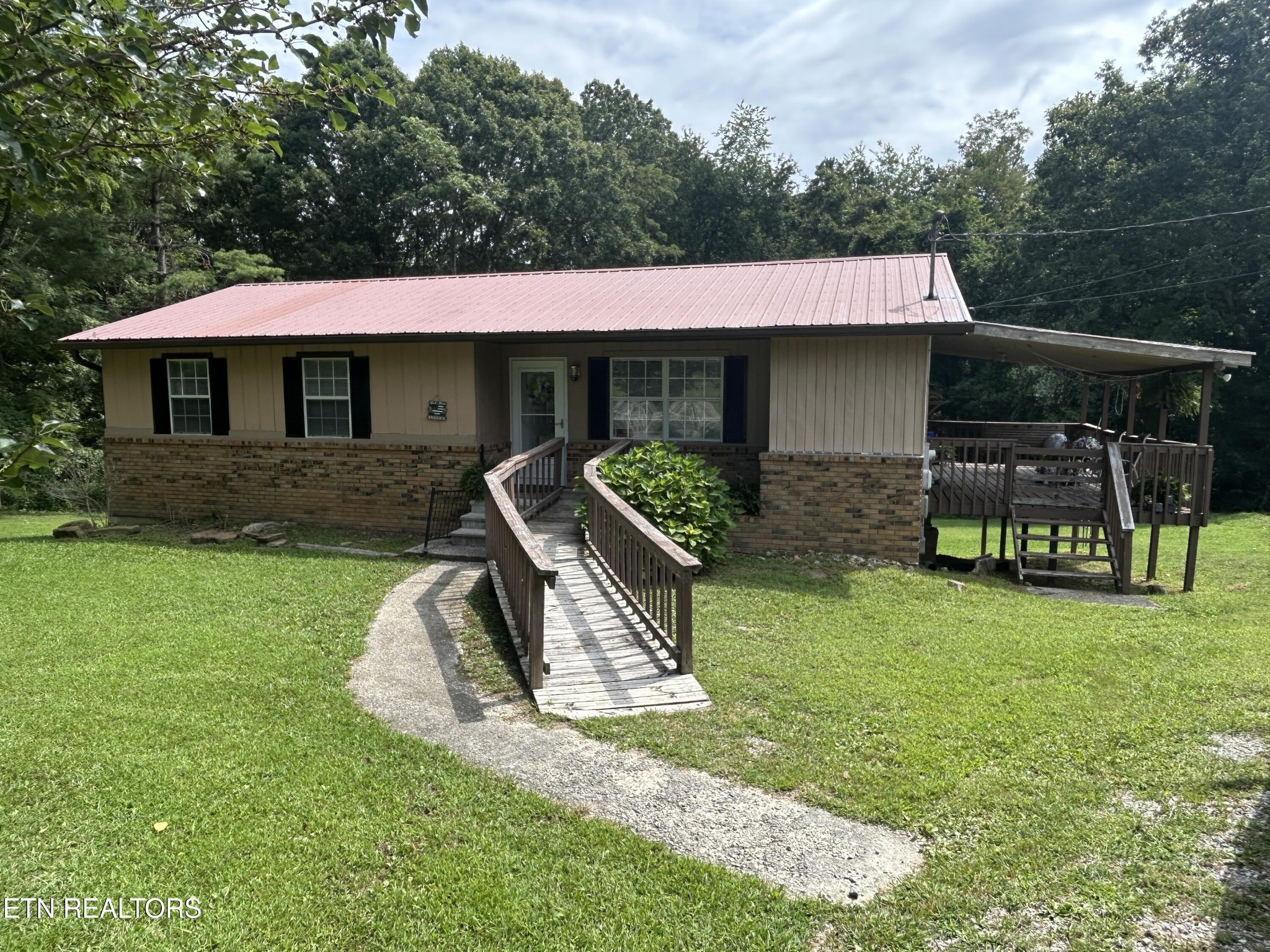1041 Roysden Rd