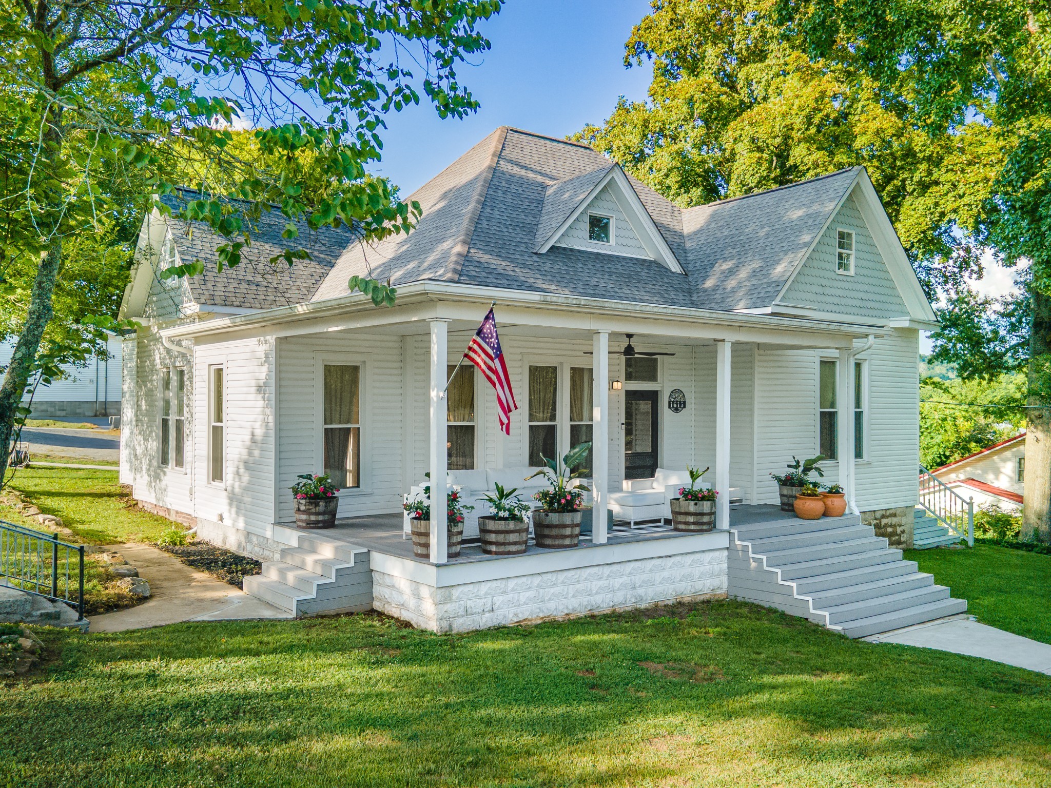 1615 Main St