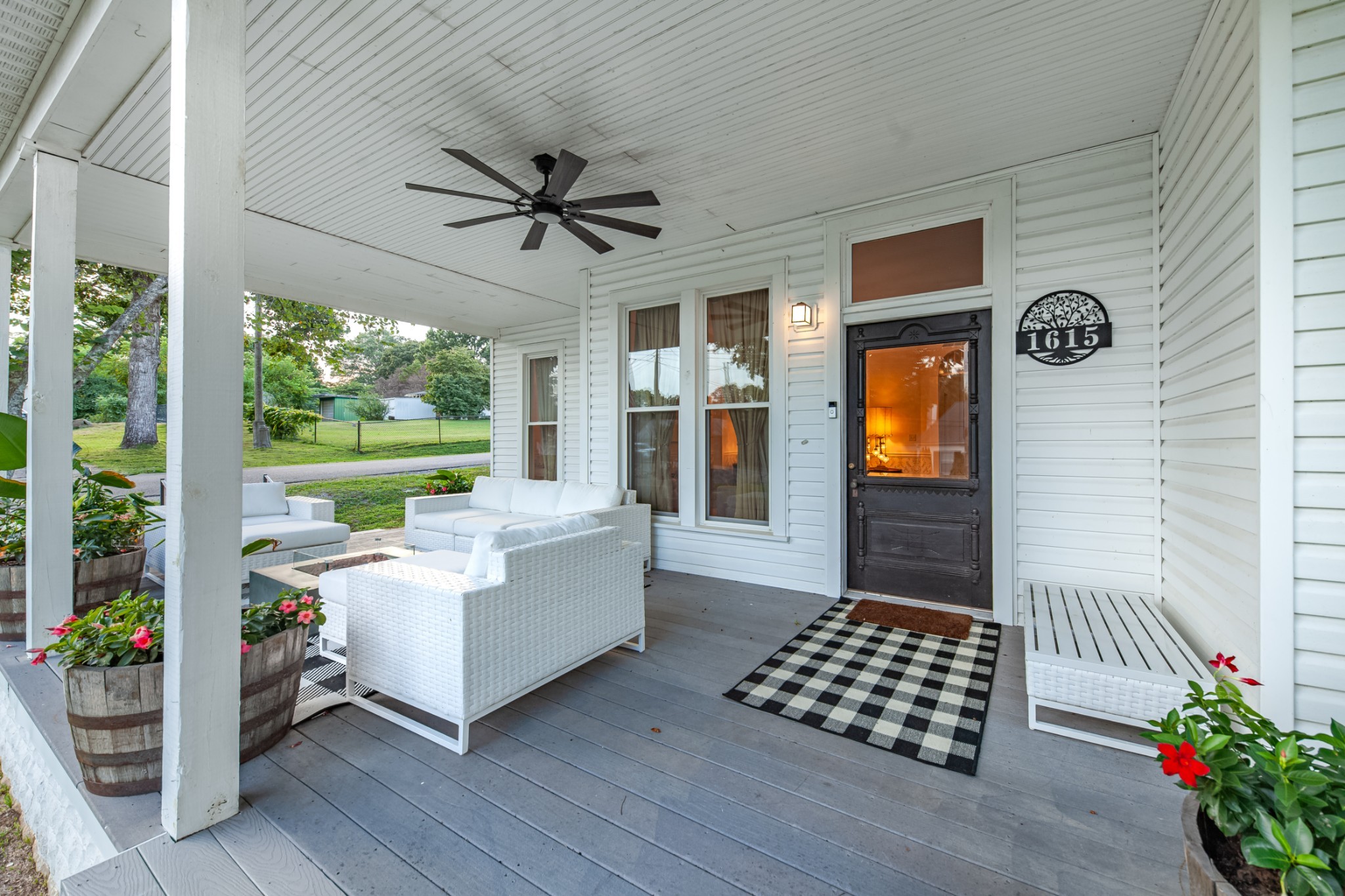 1615 Main St