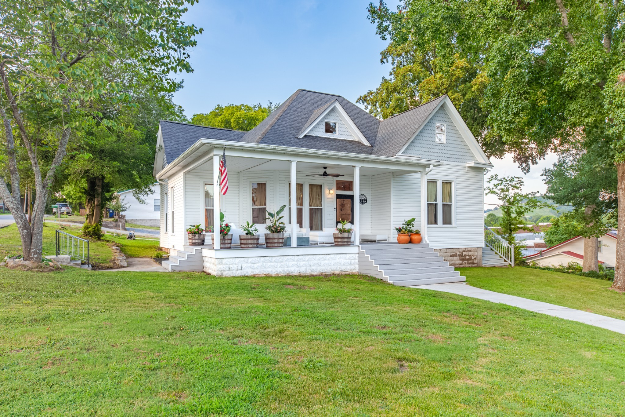 1615 Main St