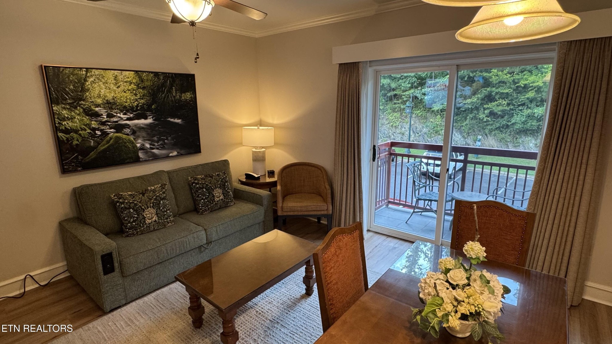212 Dollywood Ln