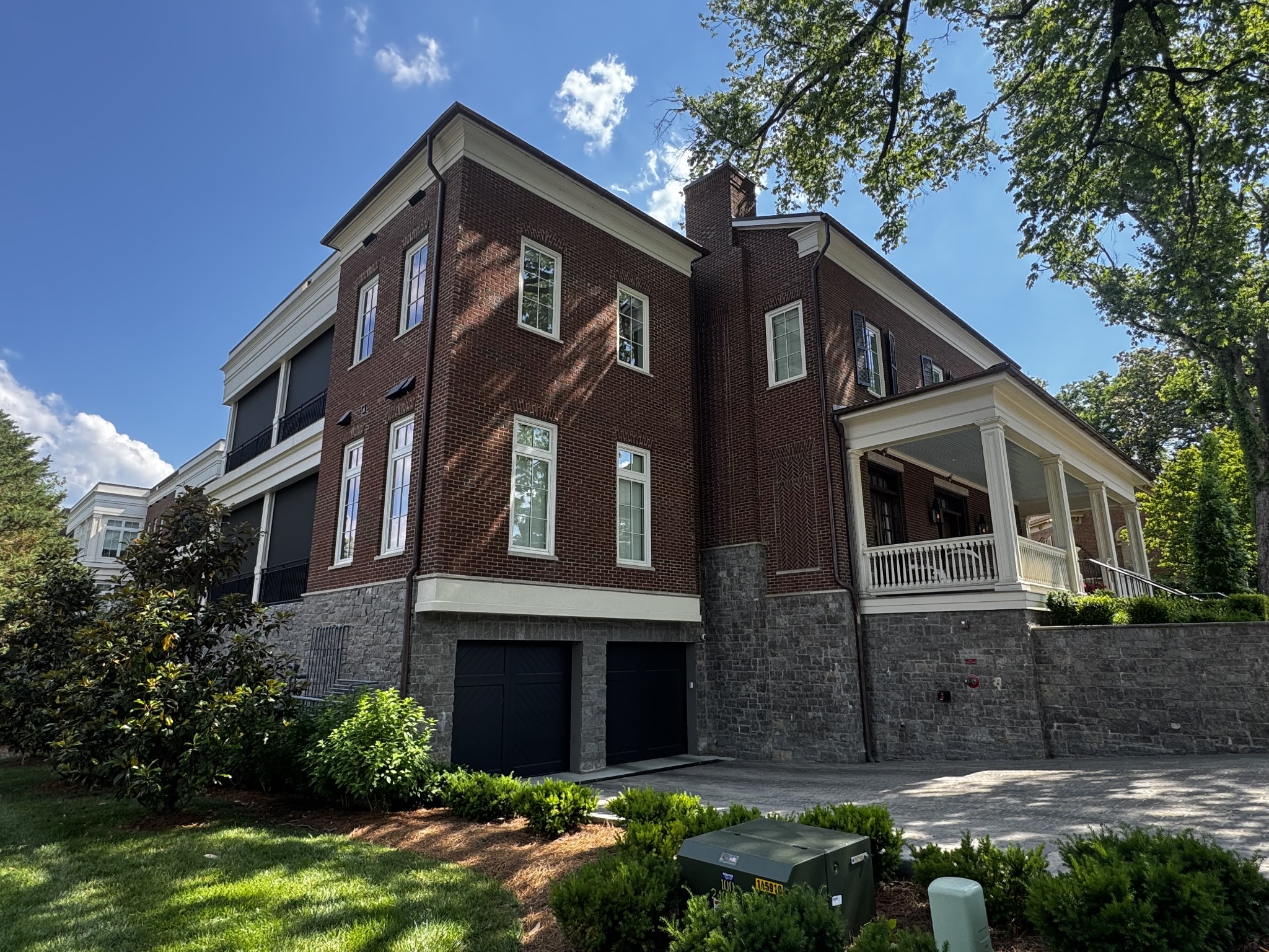 725 W Main St