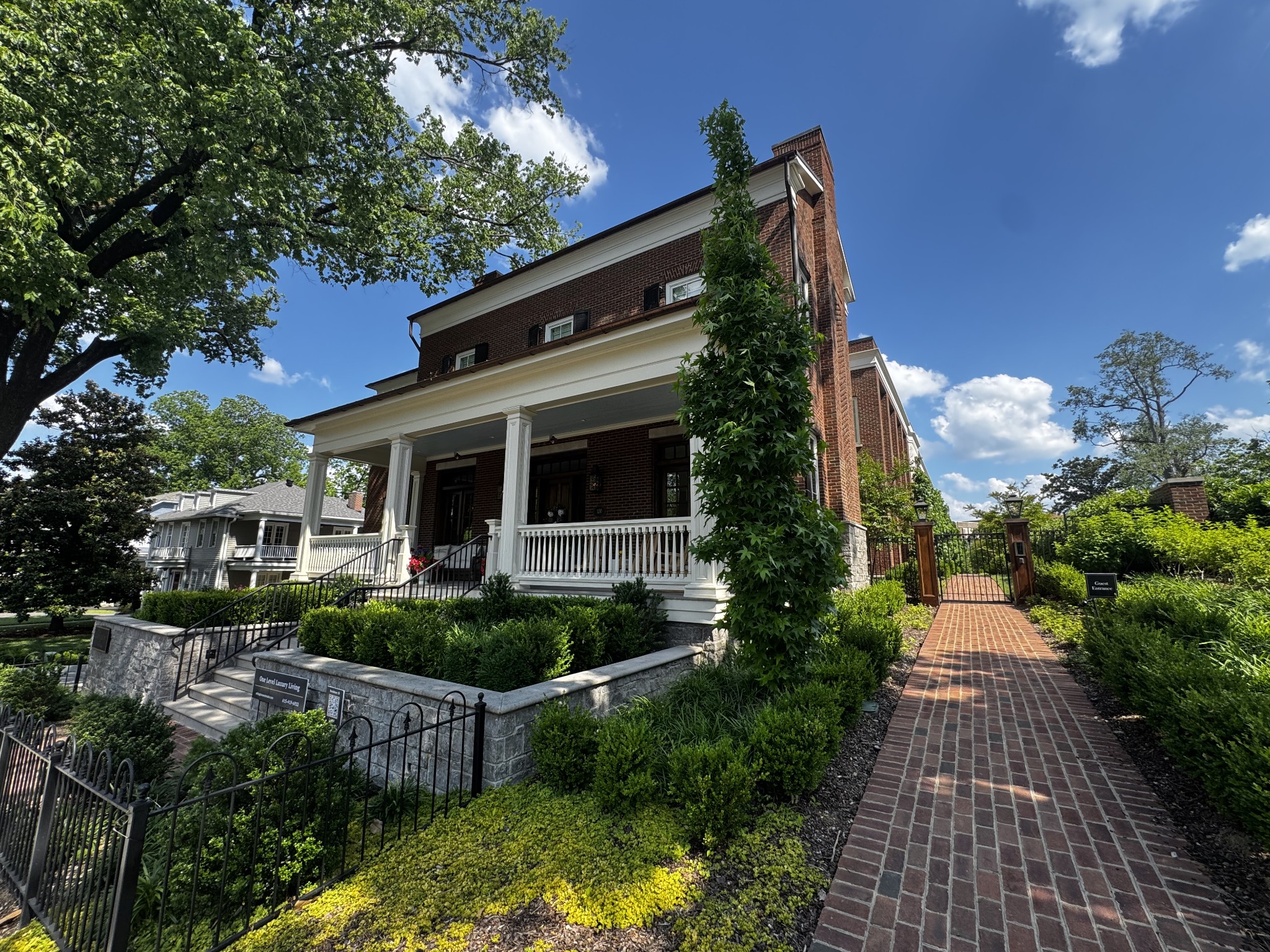 725 W Main St