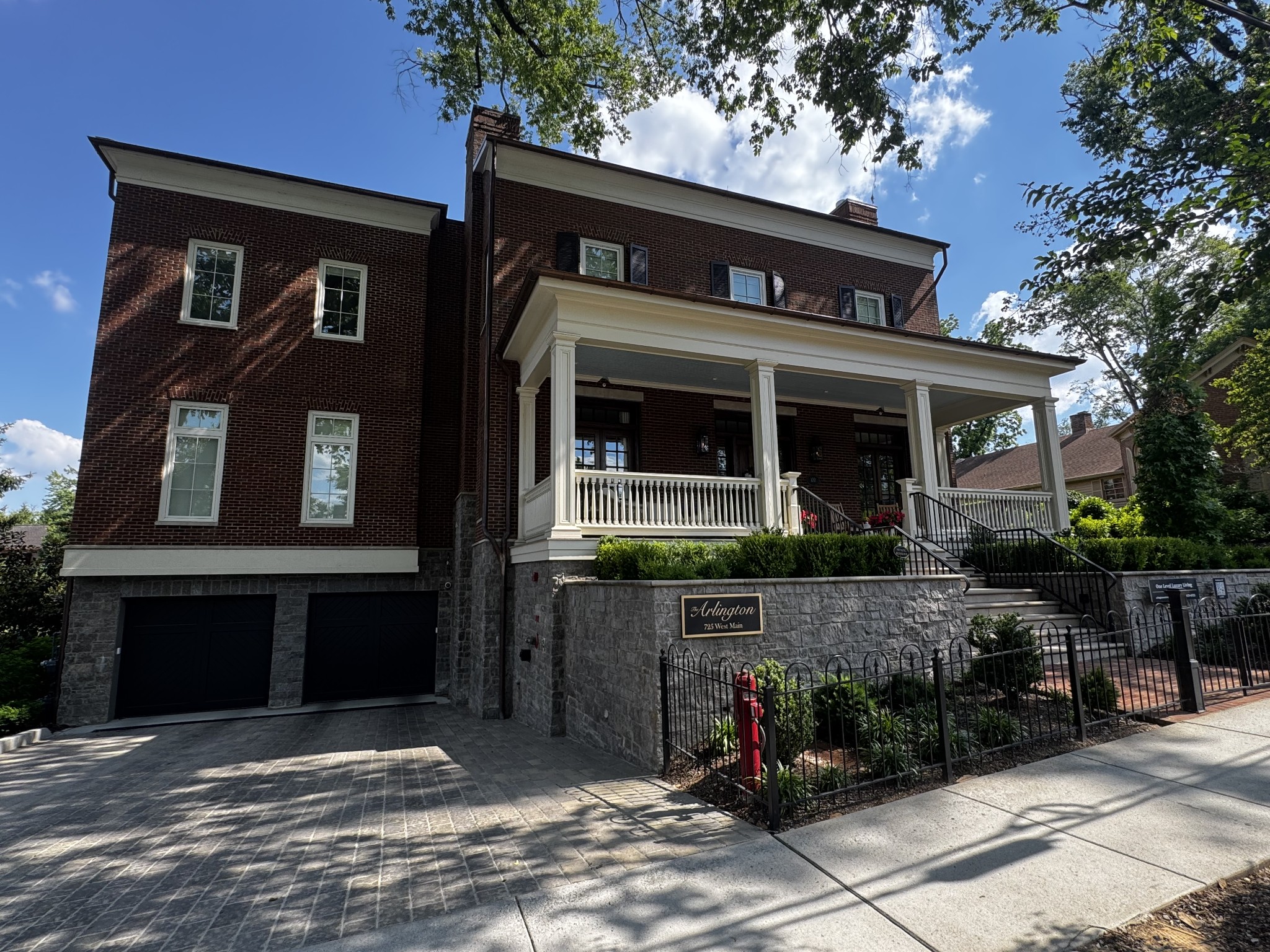 725 W Main St