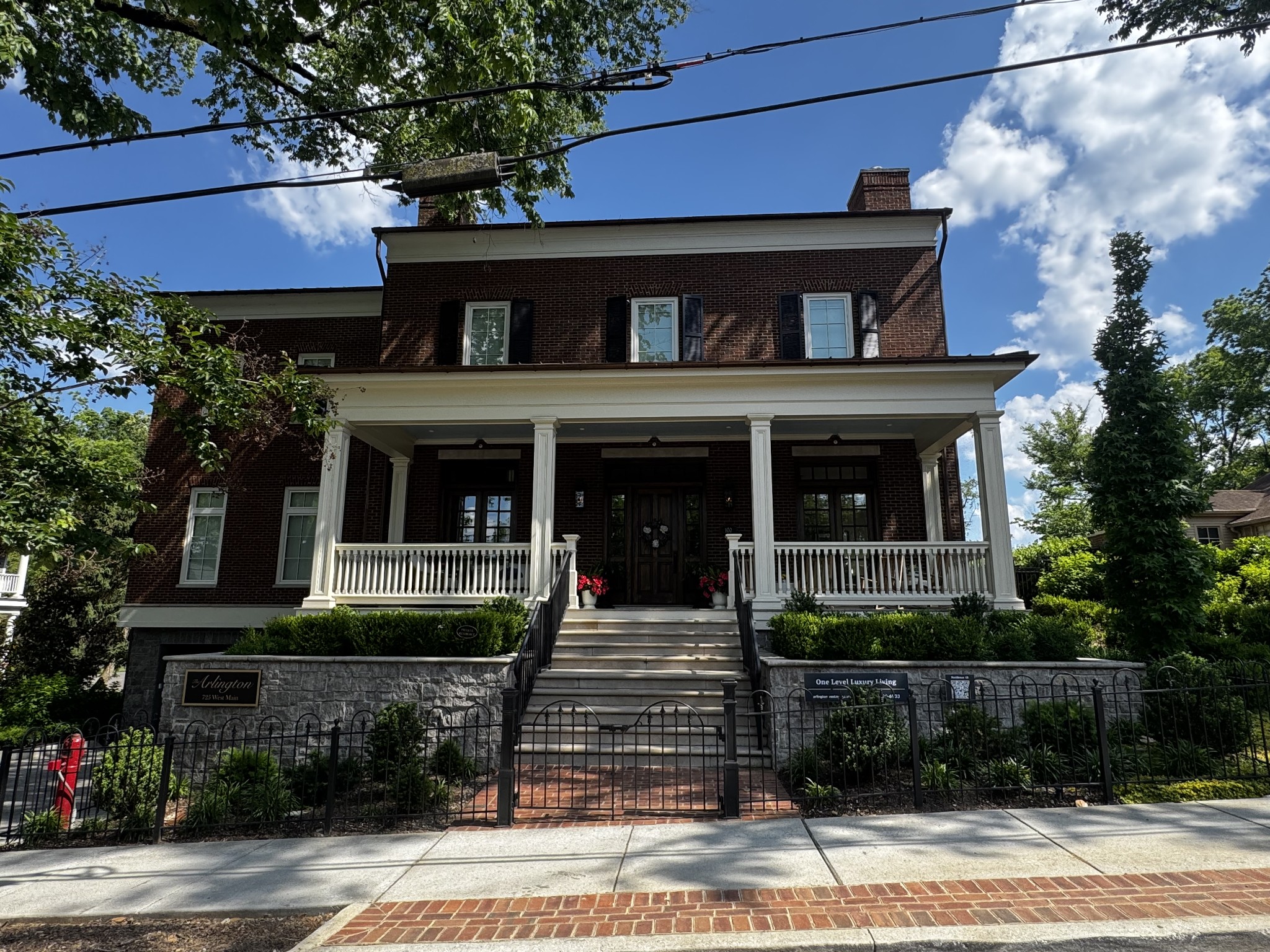 725 W Main St