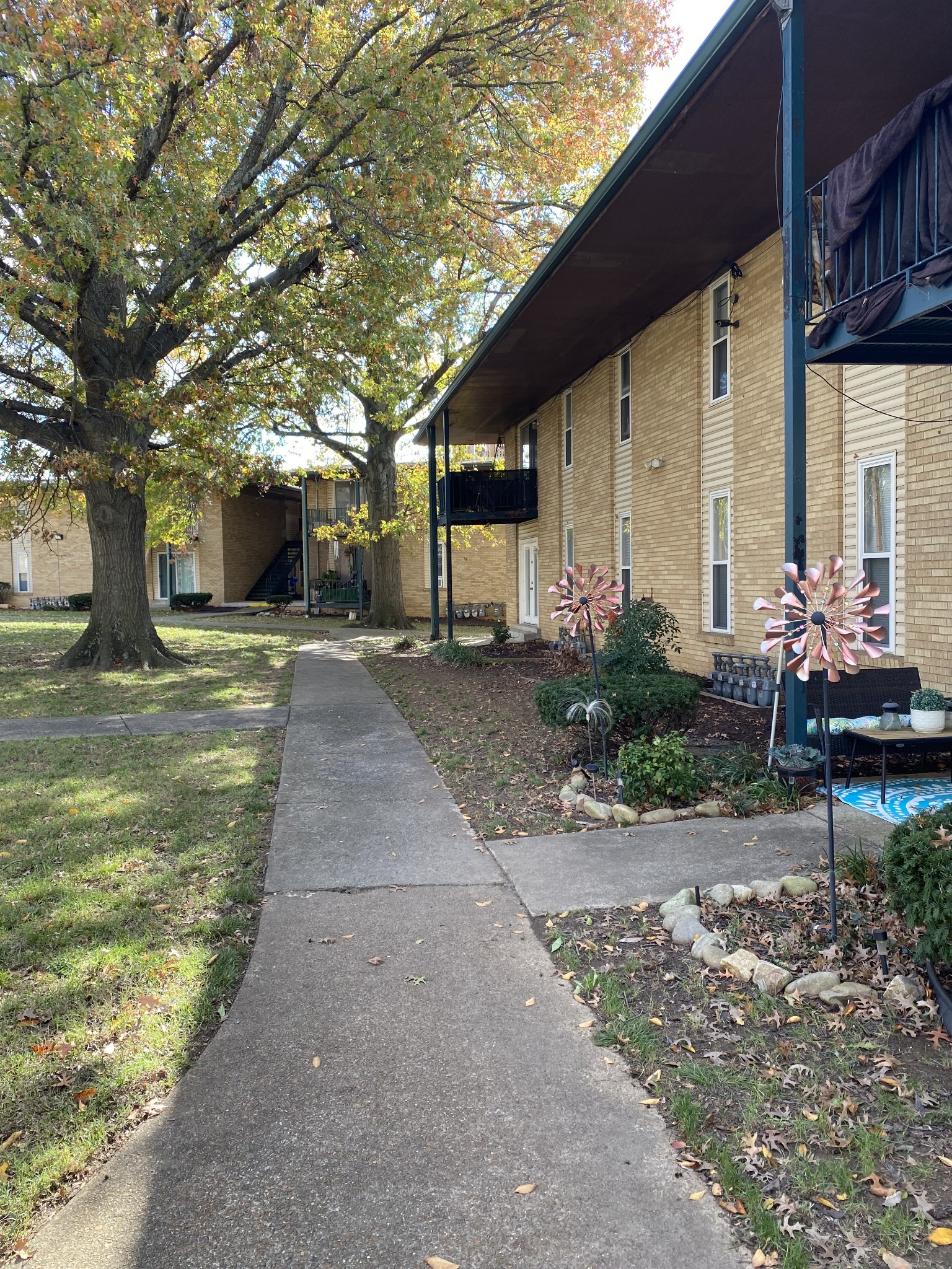555 N DuPont Ave