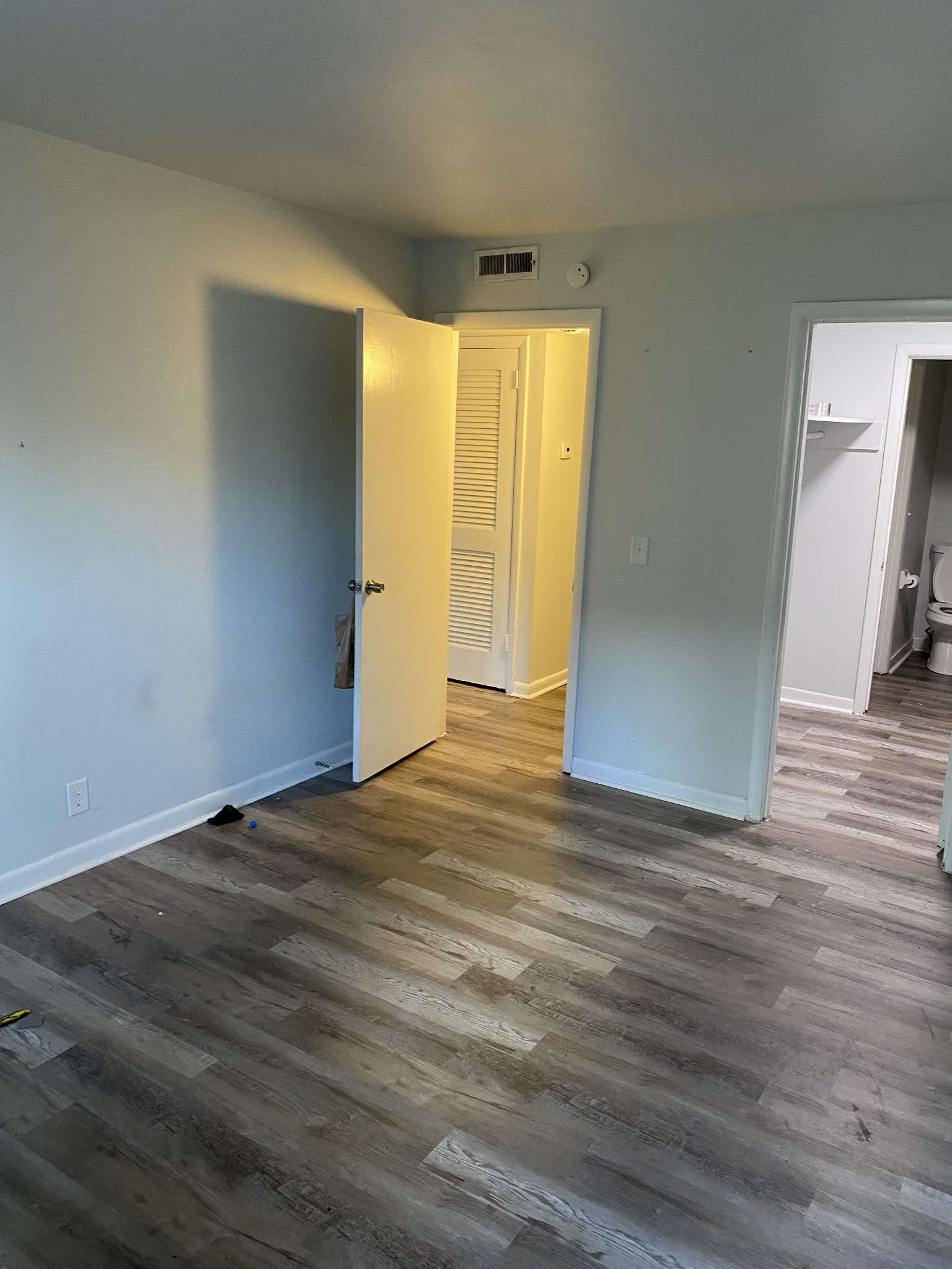 555 N DuPont Ave