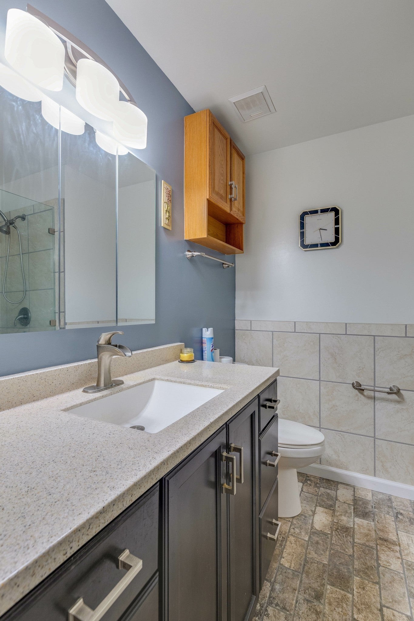 555 N DuPont Ave