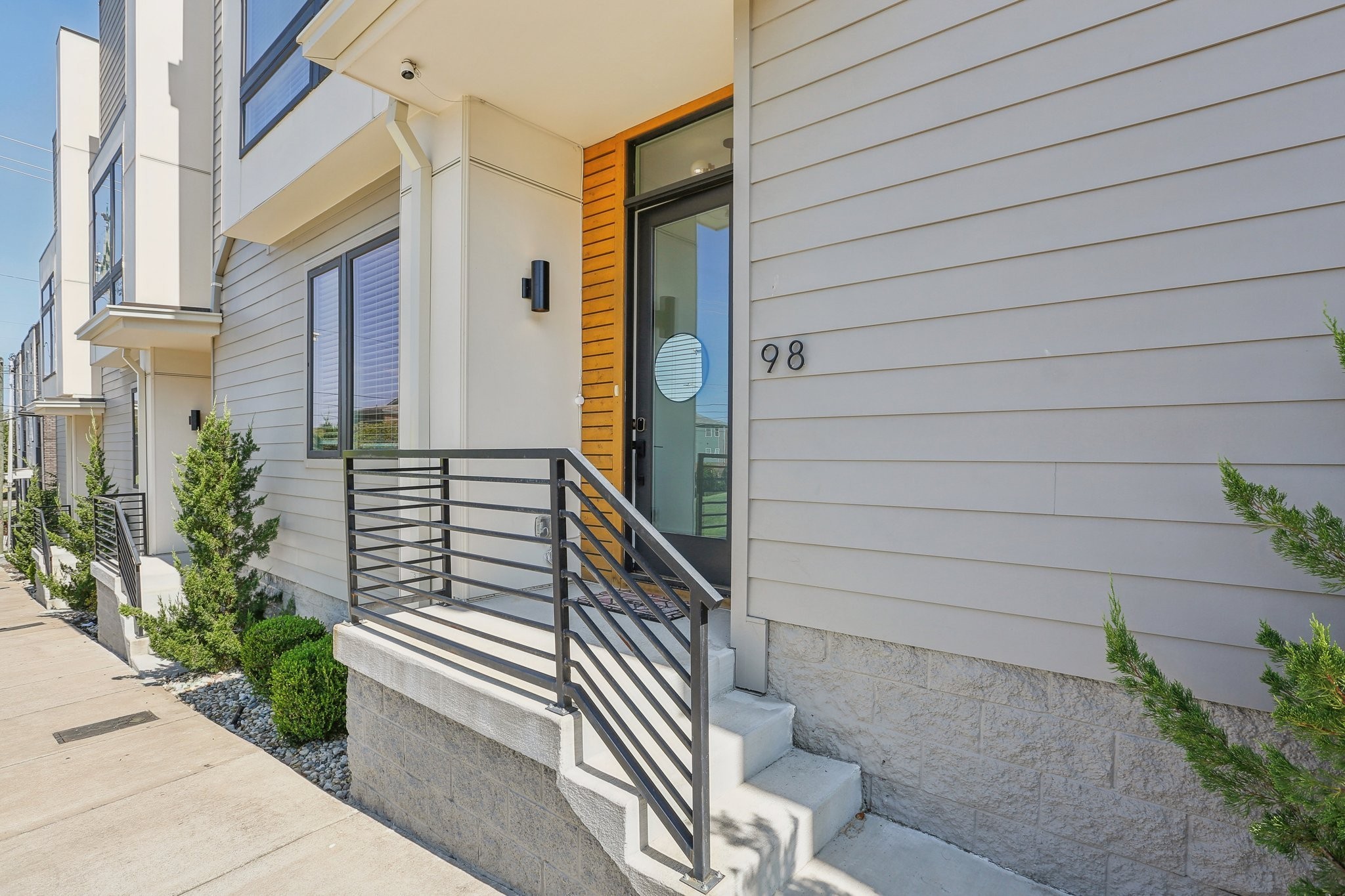 98 N 8th St