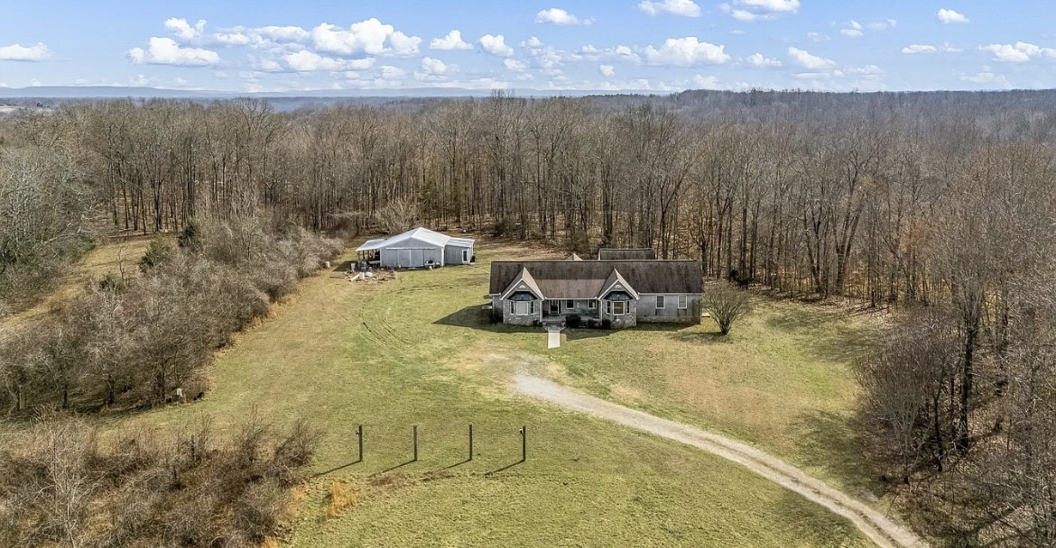 390 Paradise Ln