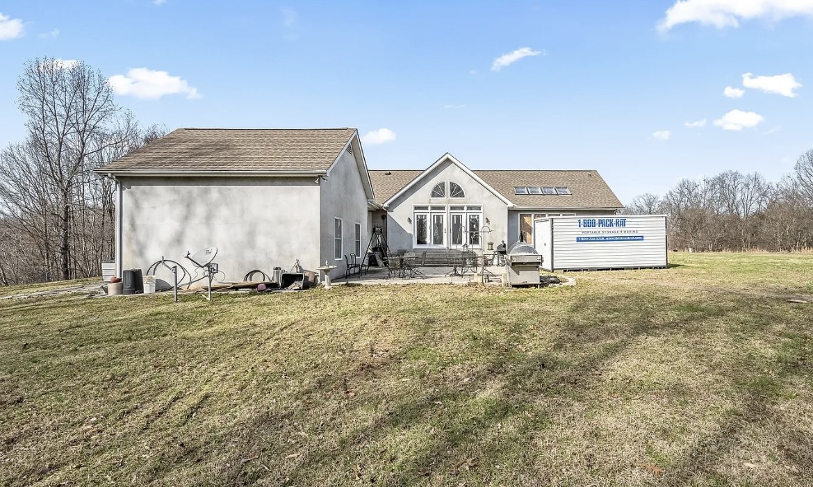 390 Paradise Ln