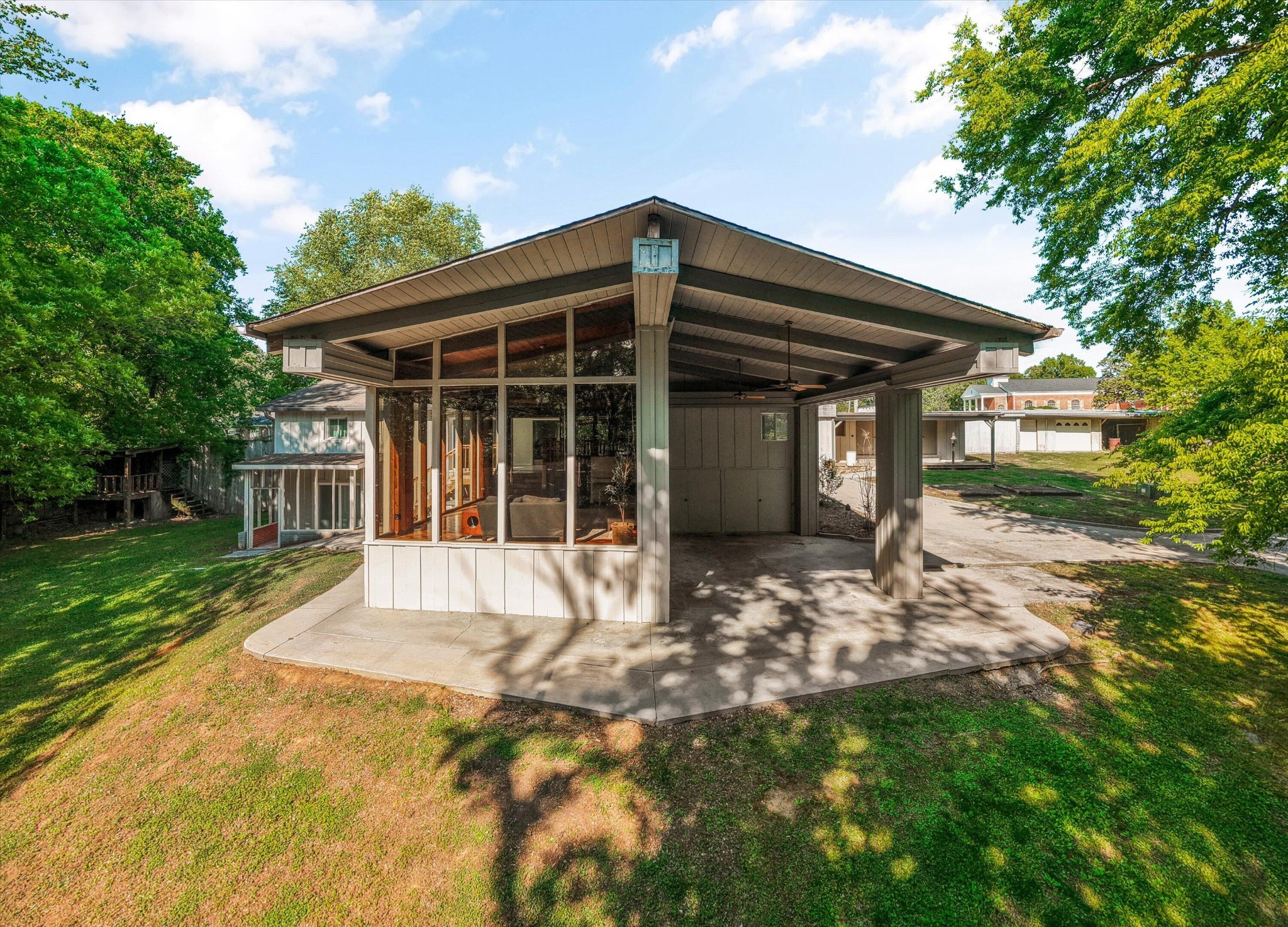 565 Hillcrest Circle