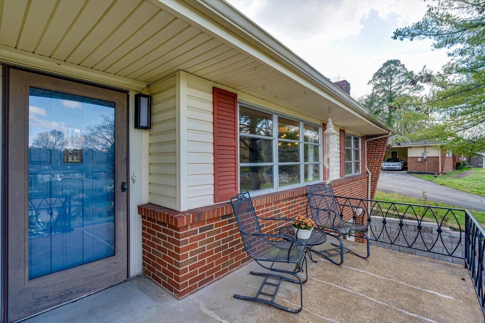 1402 John Ross Road