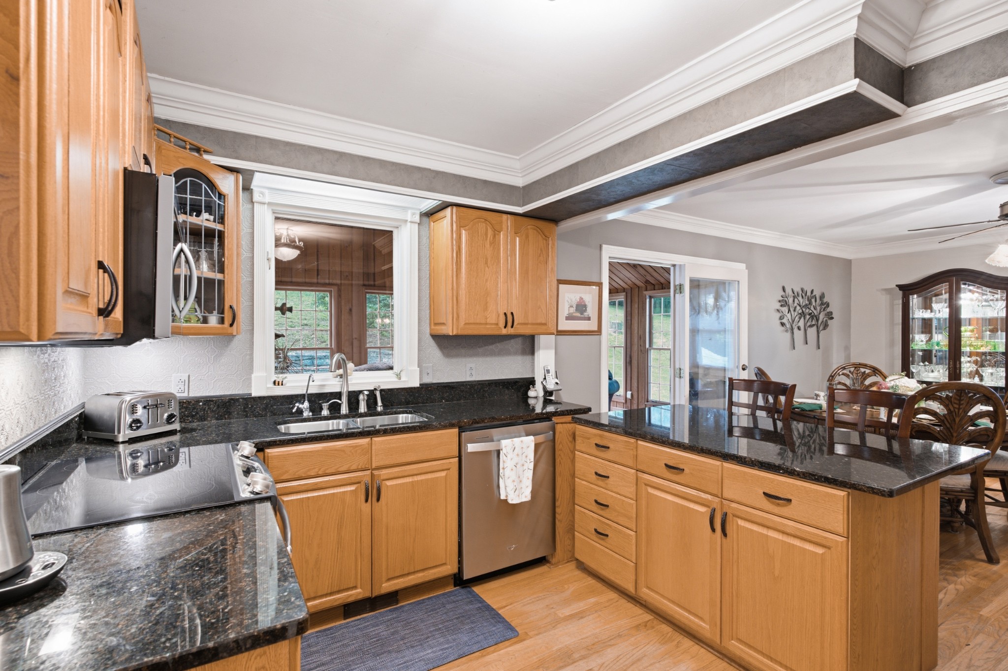 1053 Hillview Dr