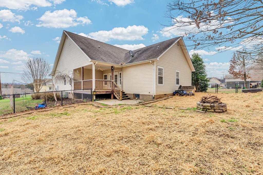 821 Honeysuckle Ln