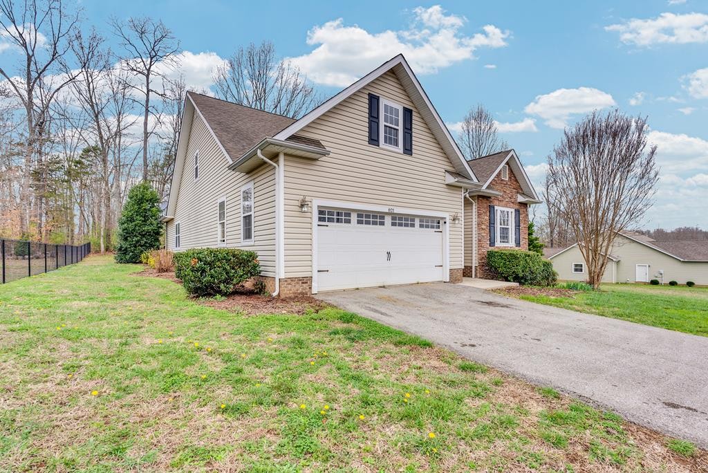 821 Honeysuckle Ln