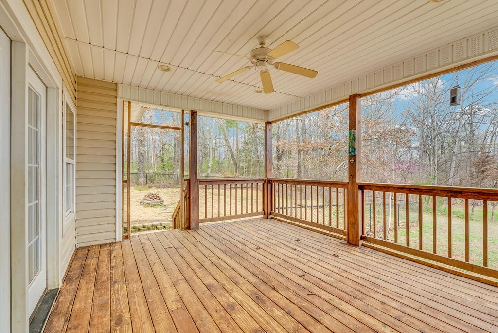 821 Honeysuckle Ln