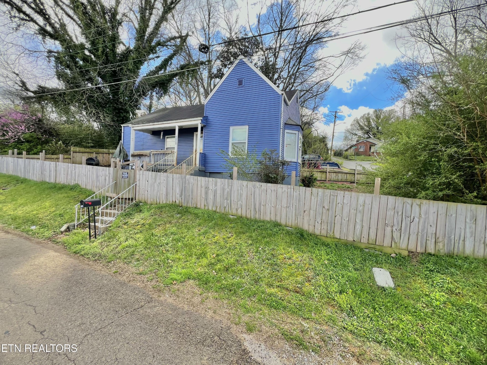 1900 Victoria Ave
