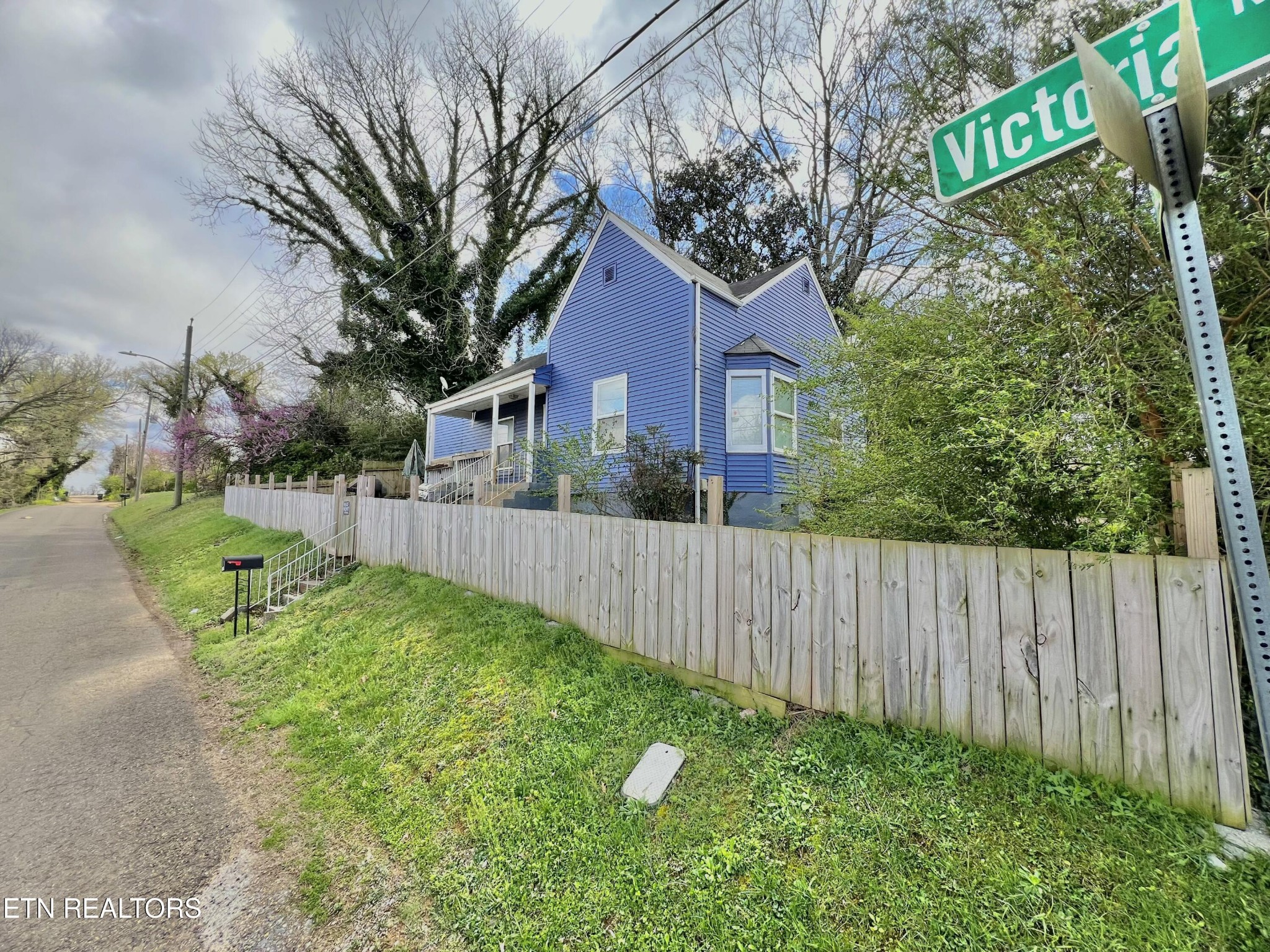 1900 Victoria Ave