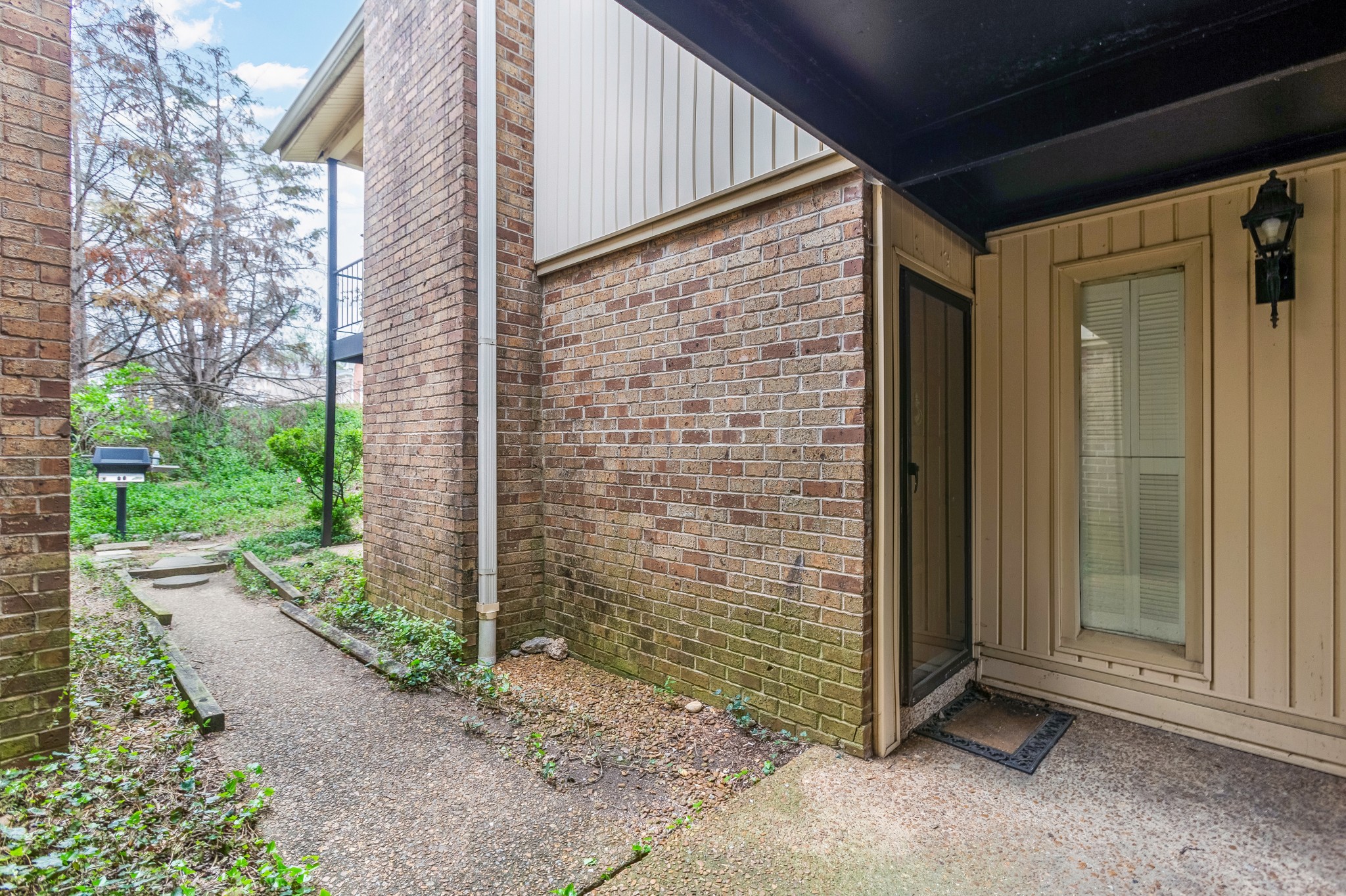 2116 Hobbs Rd