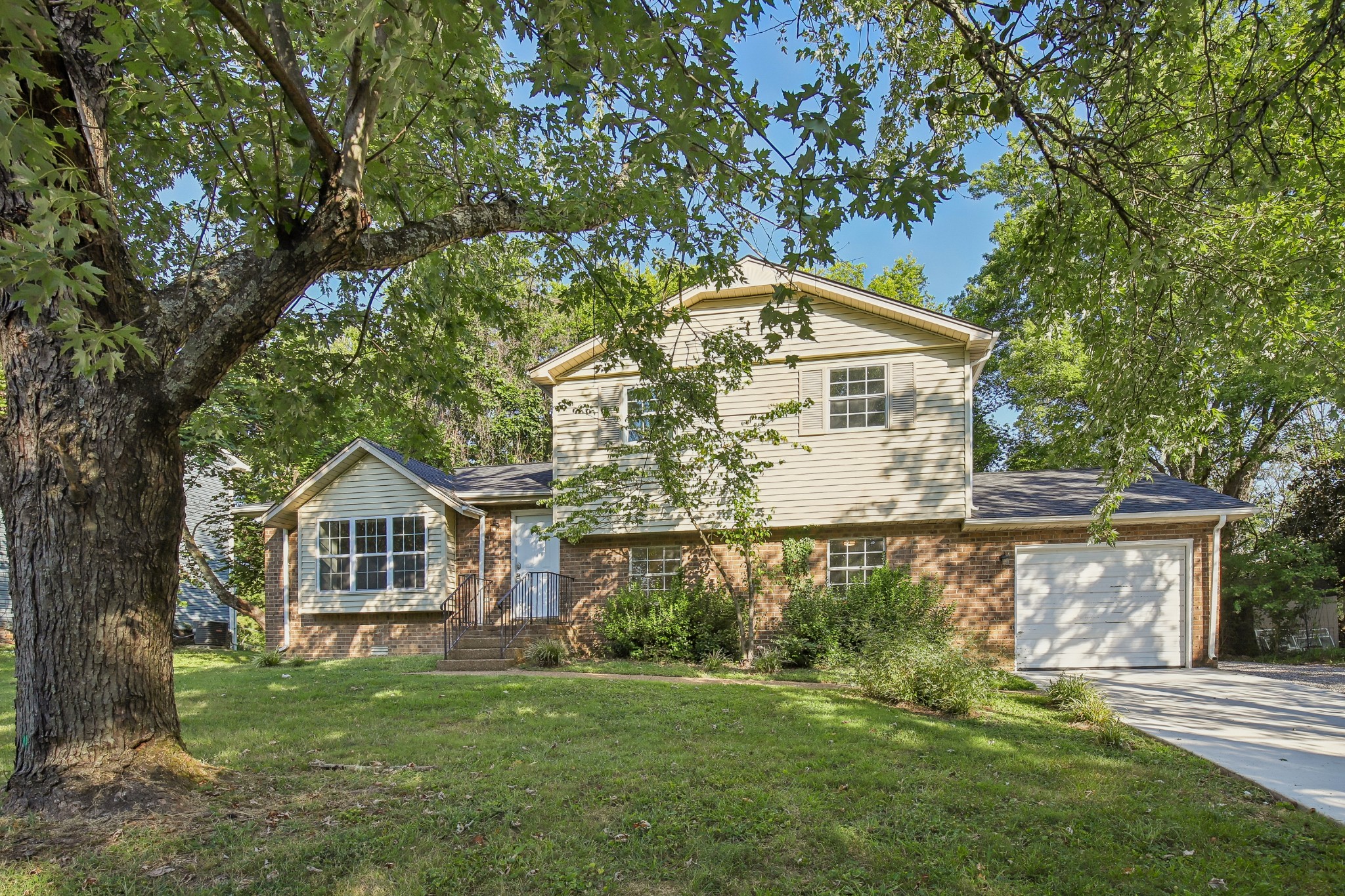 5148 Roxborough Dr