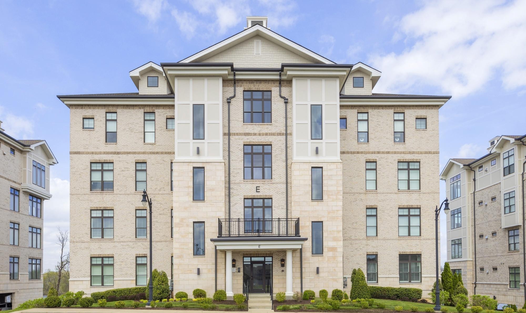 1024 Club View Dr