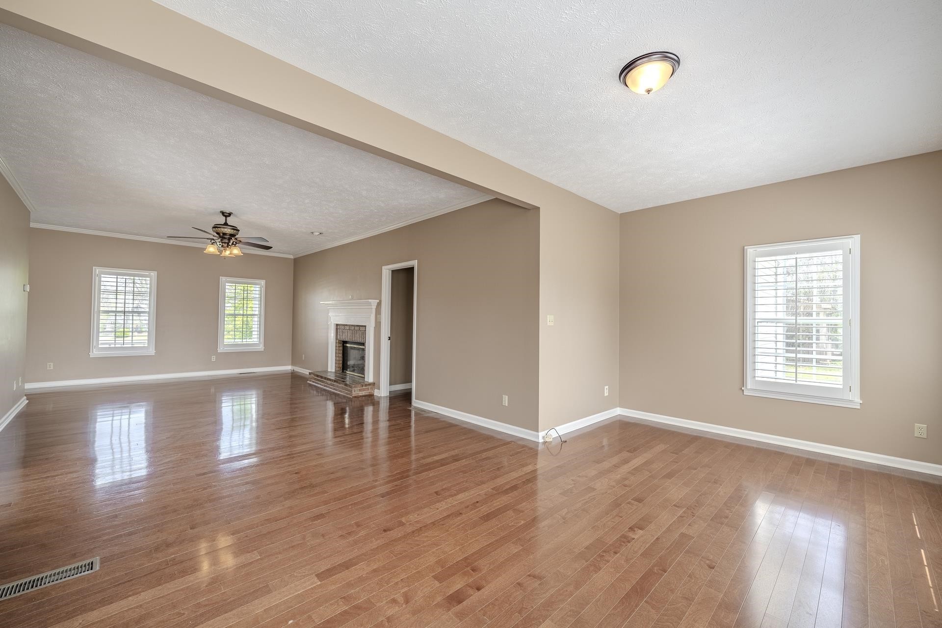 565 BOWEN DR