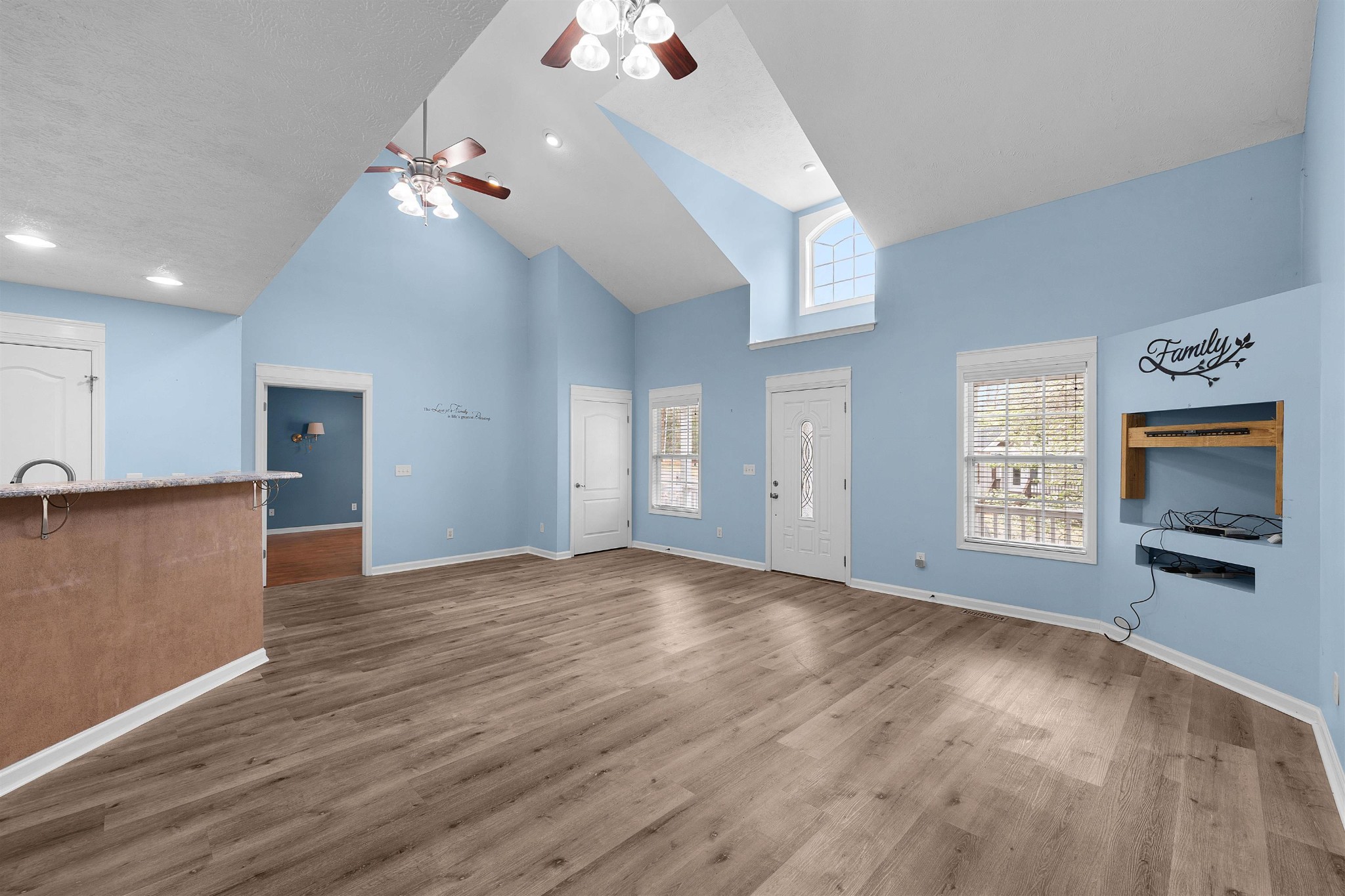 40 ROLLING HILLS LN
