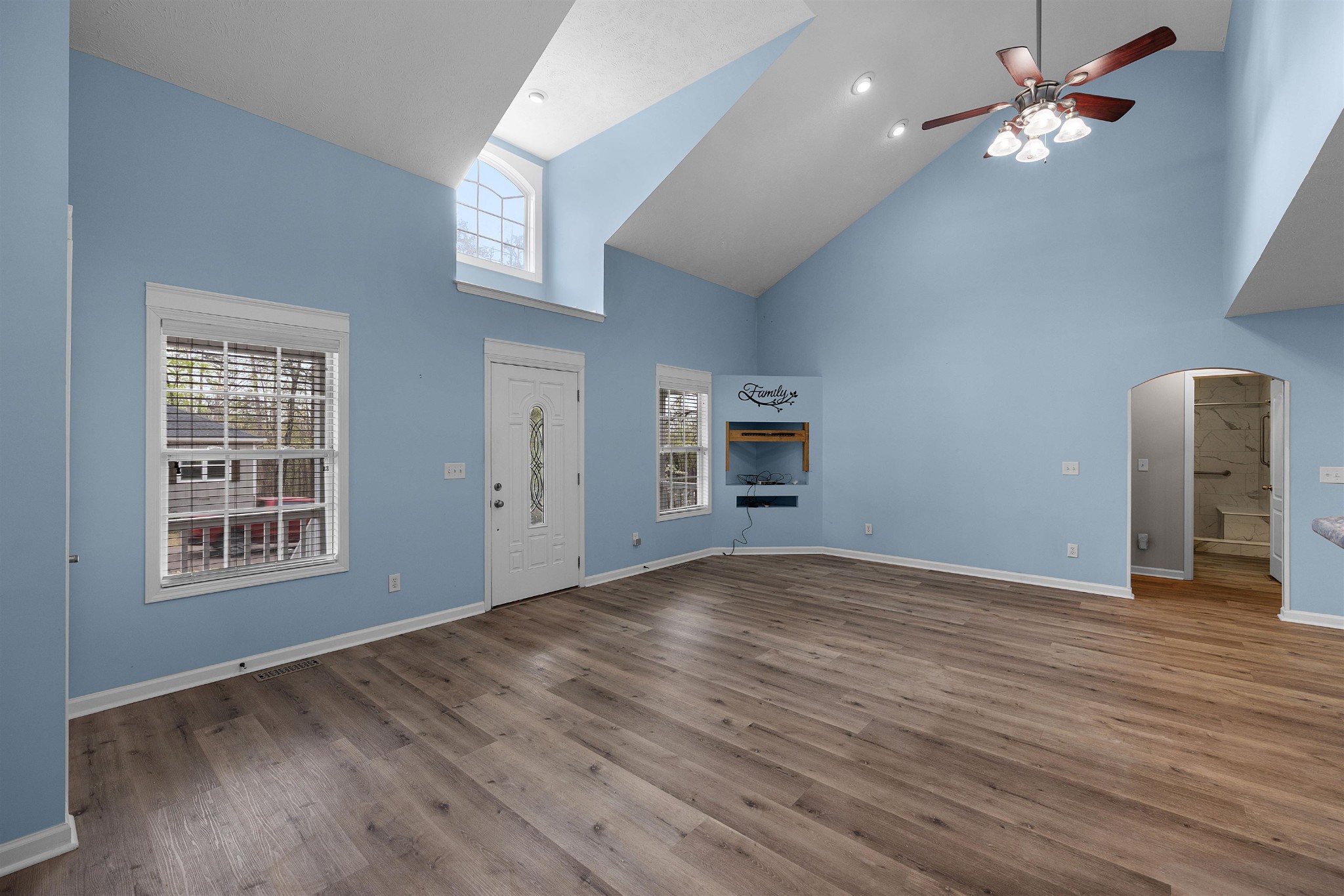 40 ROLLING HILLS LN