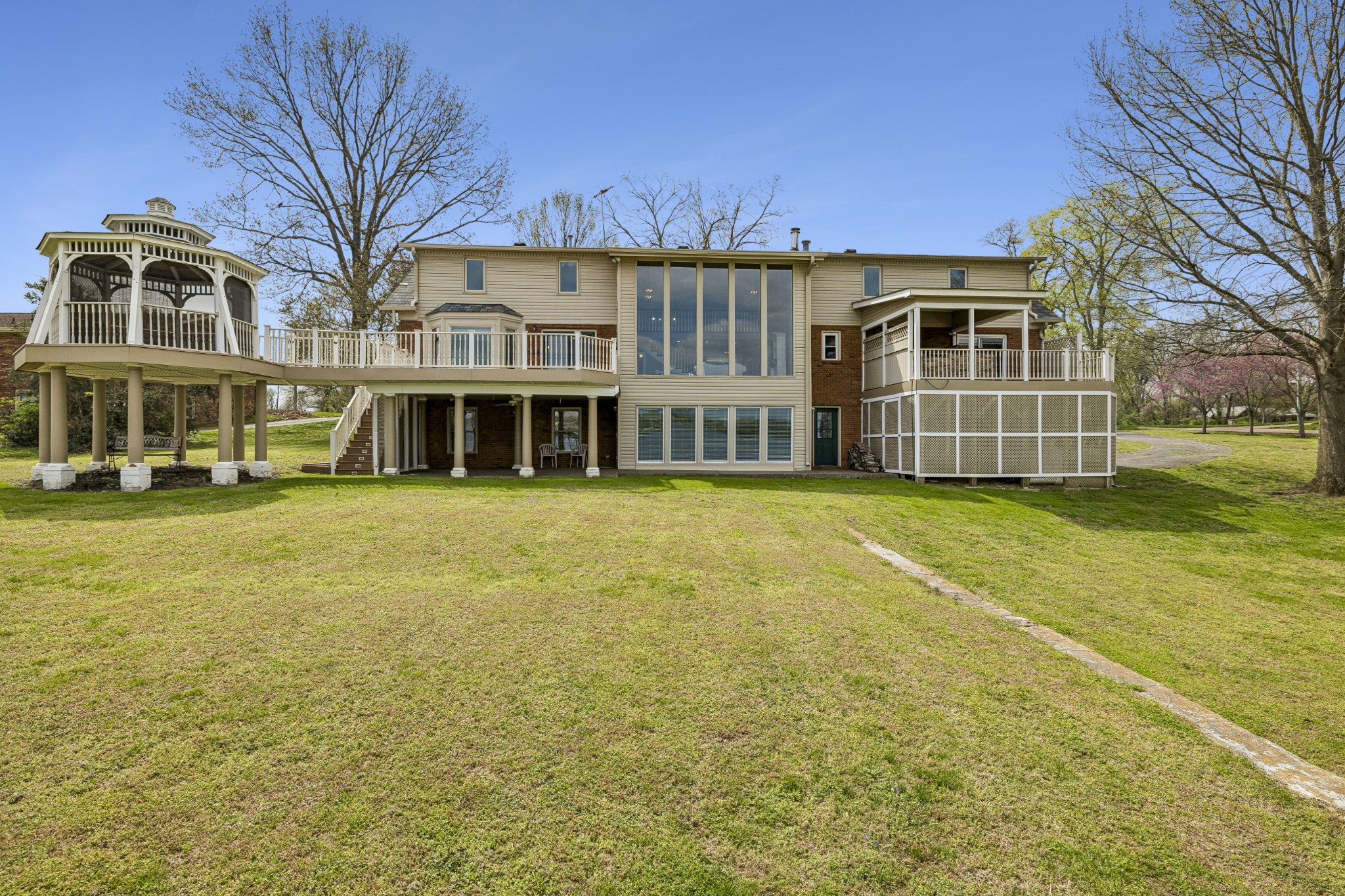 3211 Lakeshore Dr