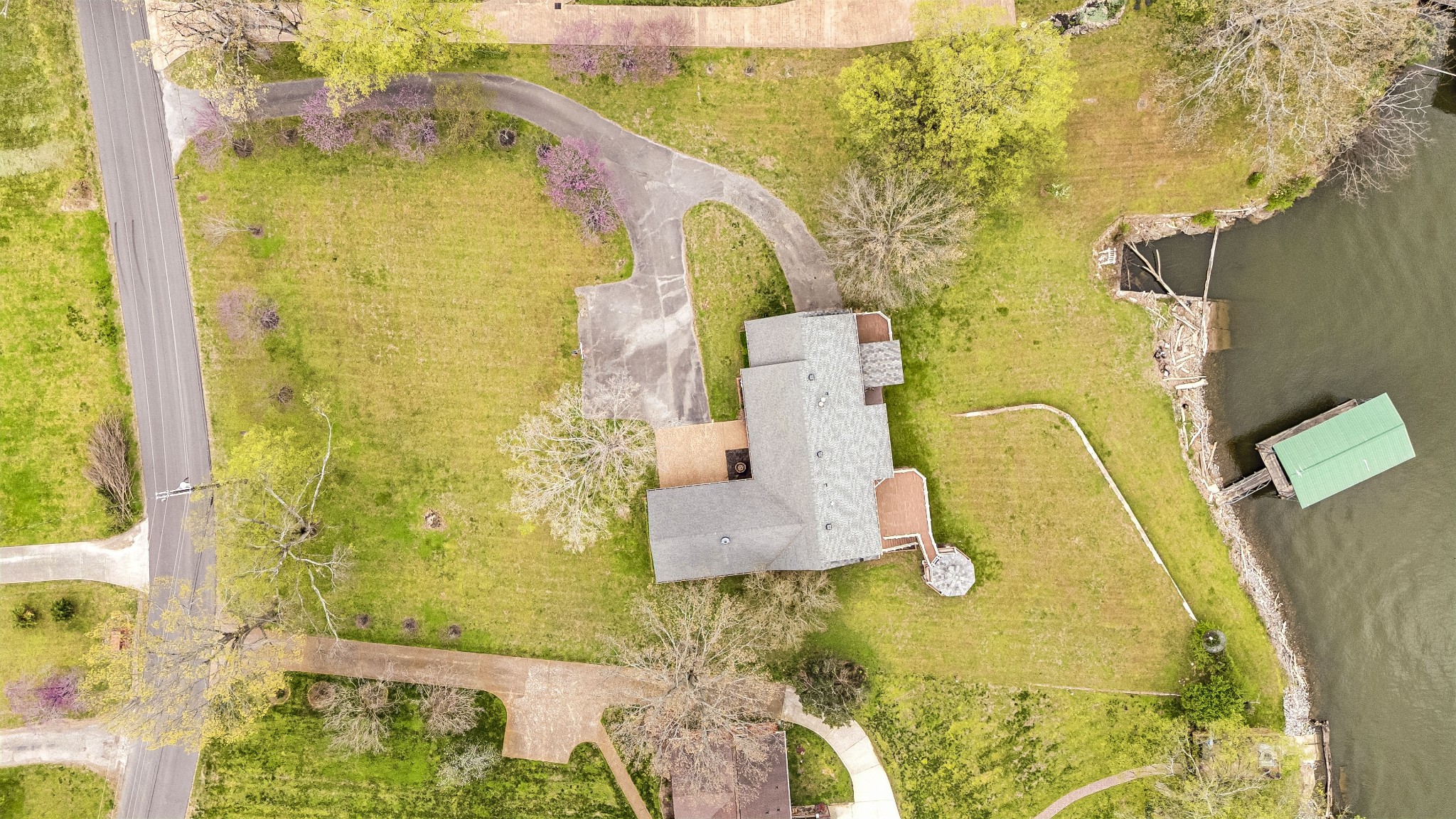 3211 Lakeshore Dr