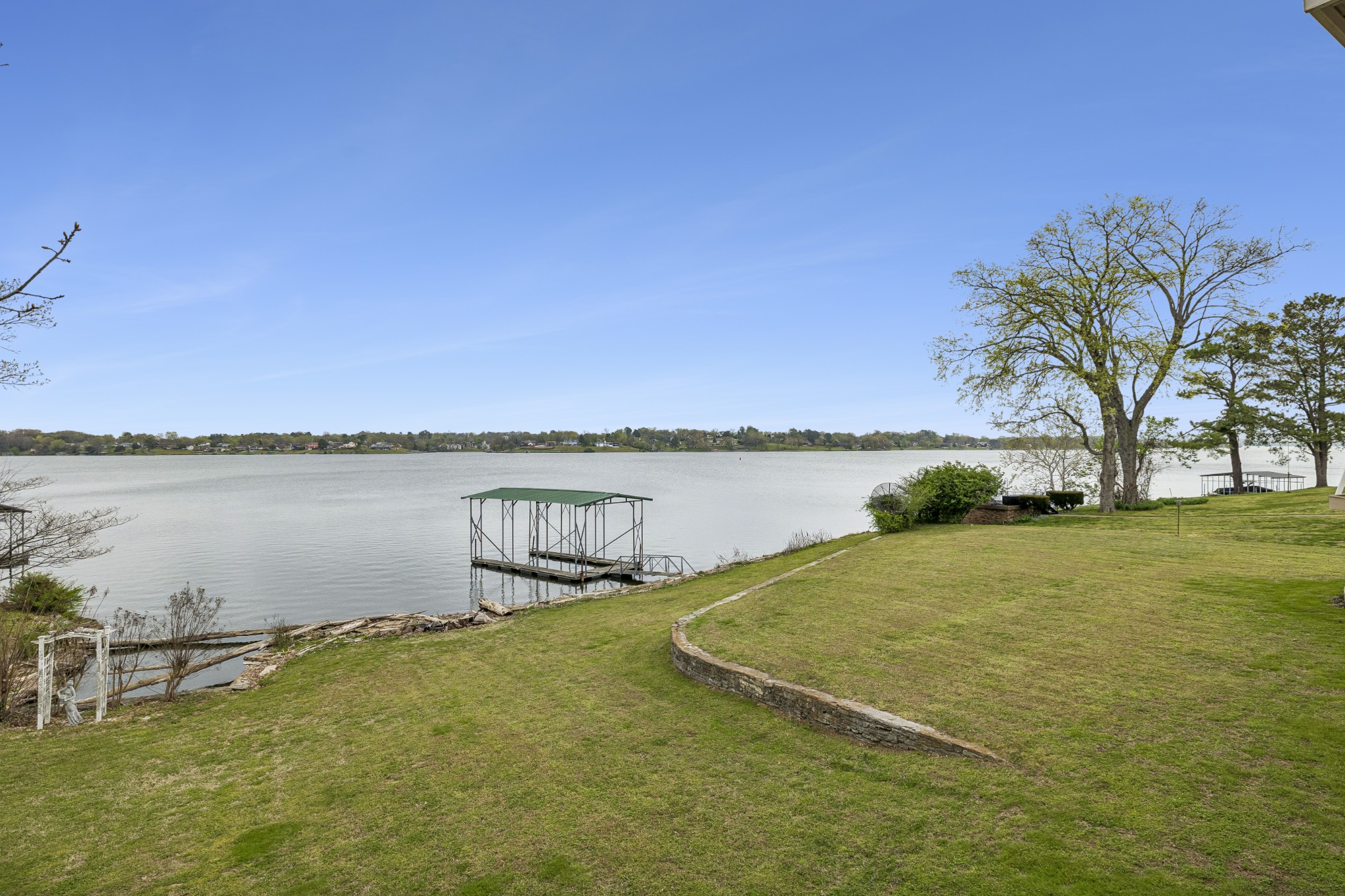 3211 Lakeshore Dr