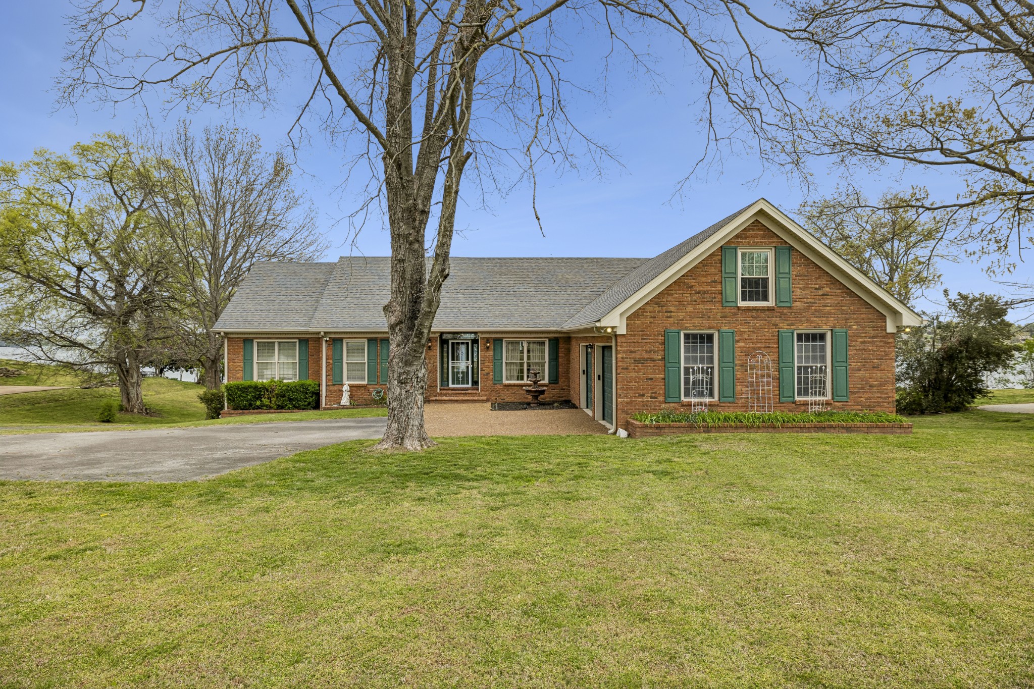 3211 Lakeshore Dr