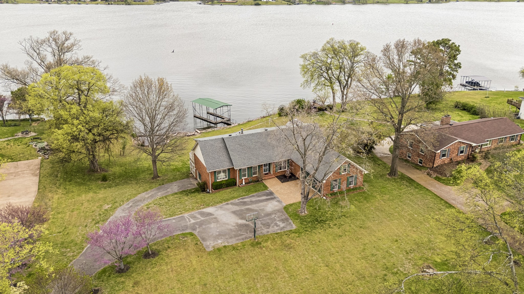 3211 Lakeshore Dr