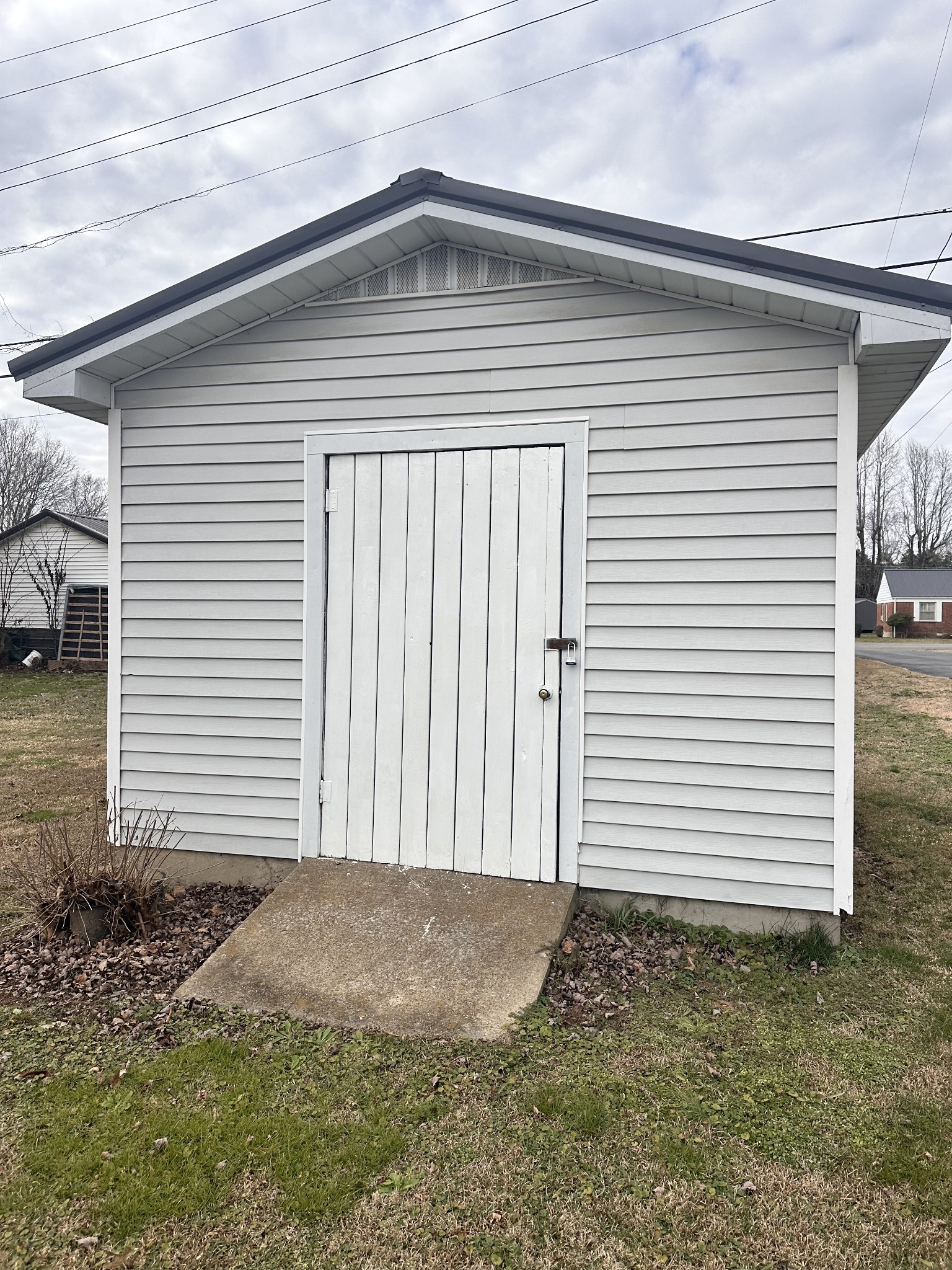 813 N Military Ave
