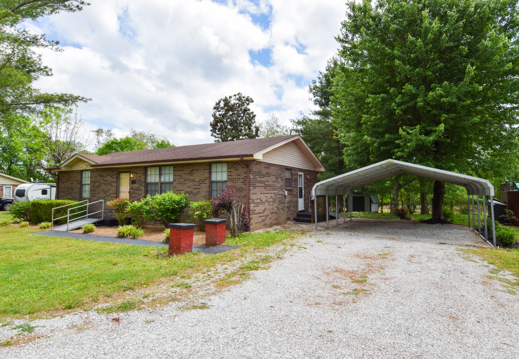 819 Hwy 52E