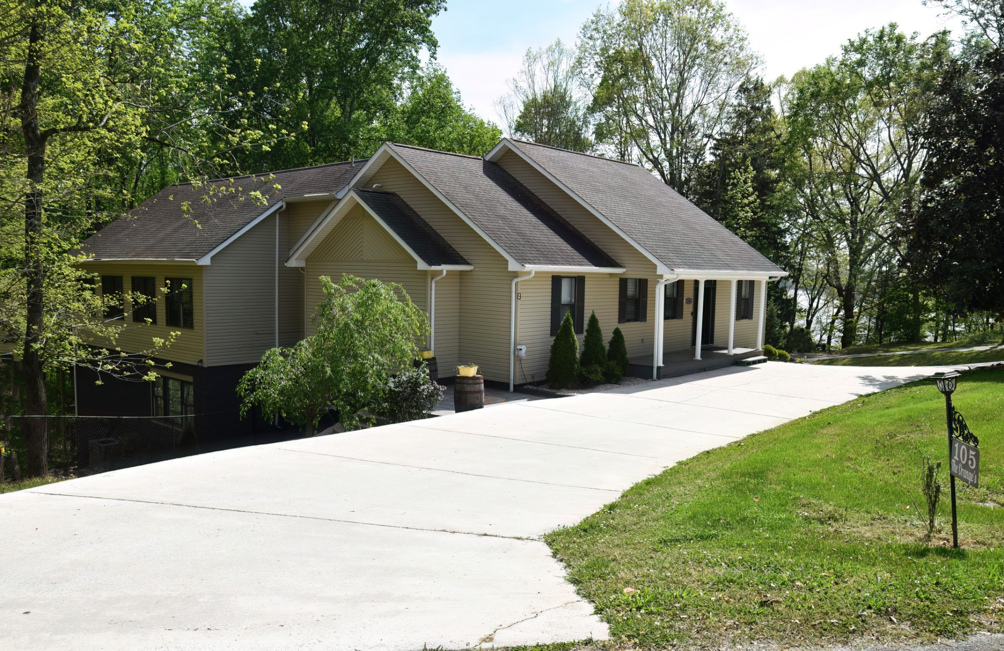 105 W Paradise Dr
