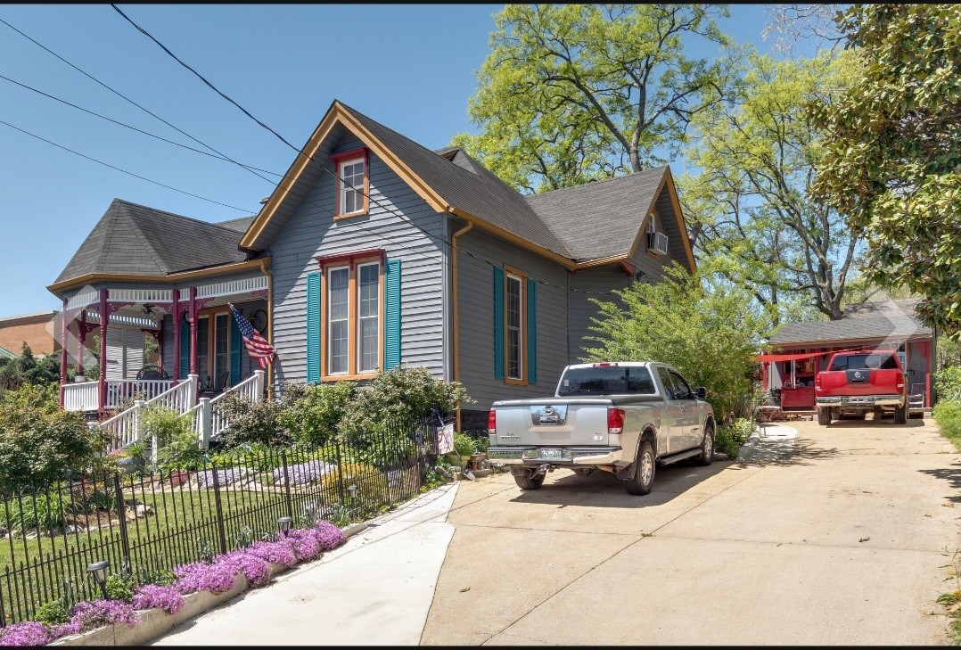 210 S 6th St