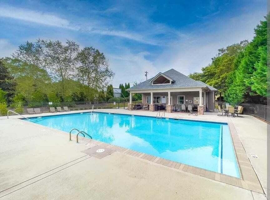 152 Winding Glen Drive, NW