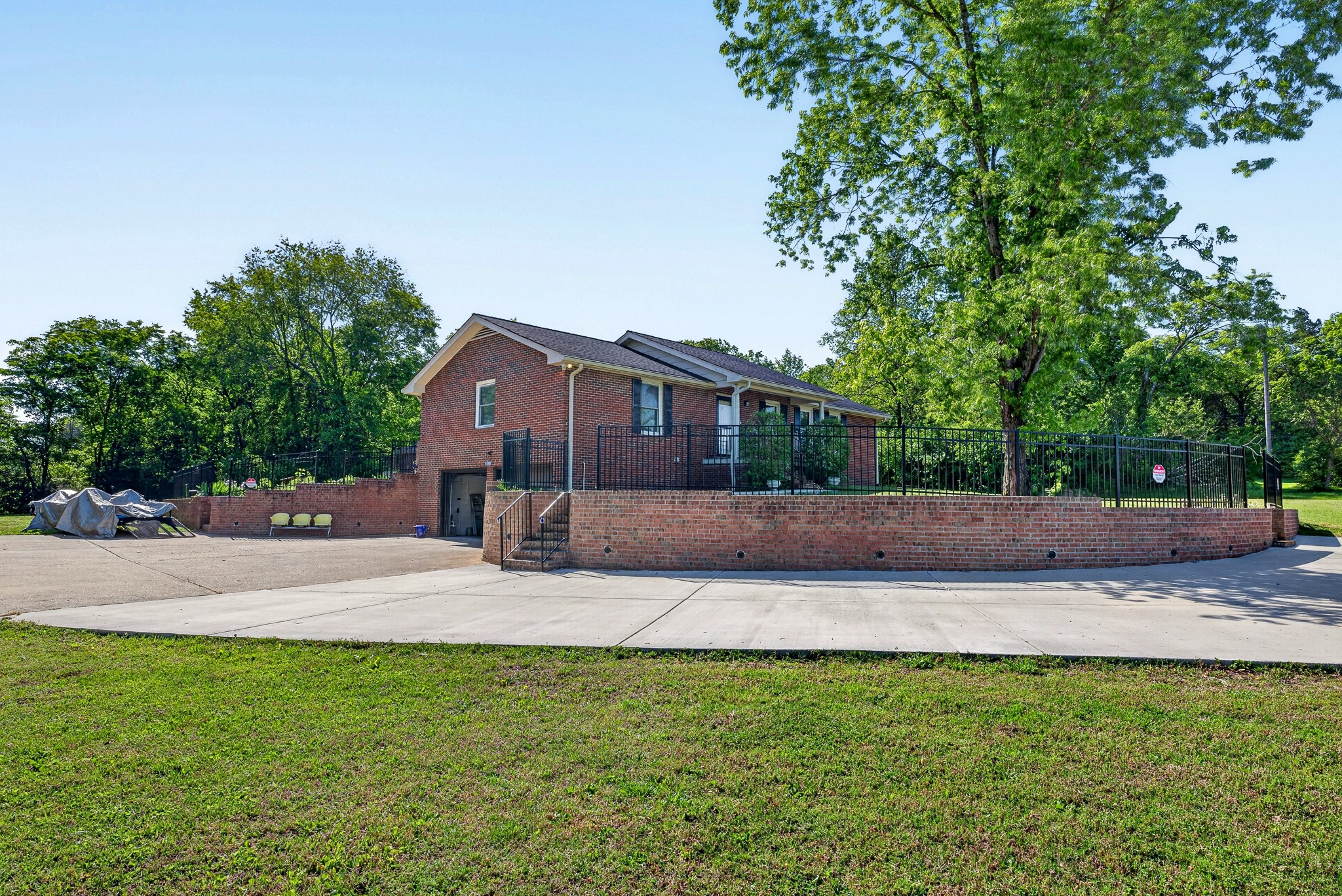 833 Leeville Rd