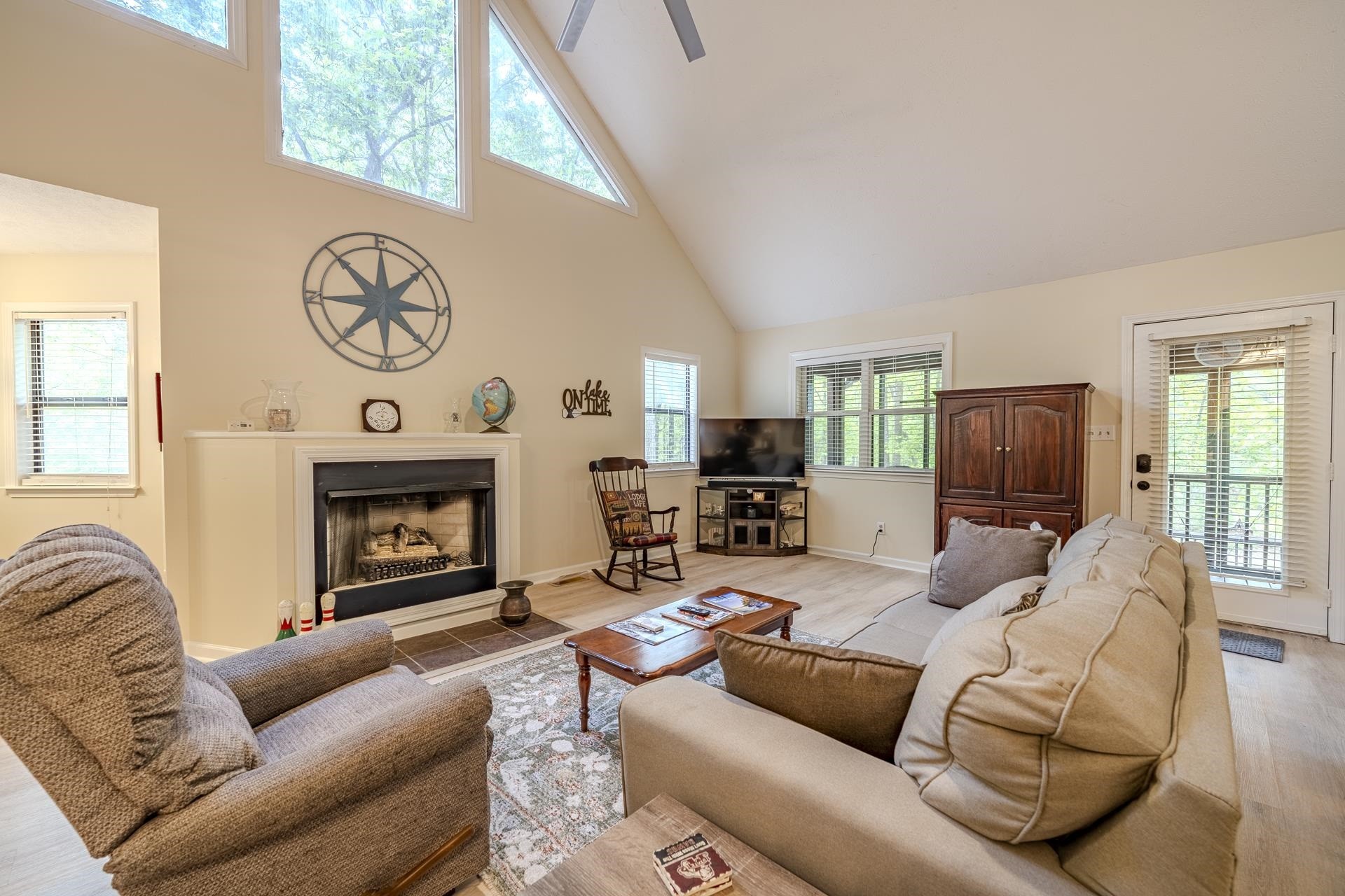 325 MURRAY LN