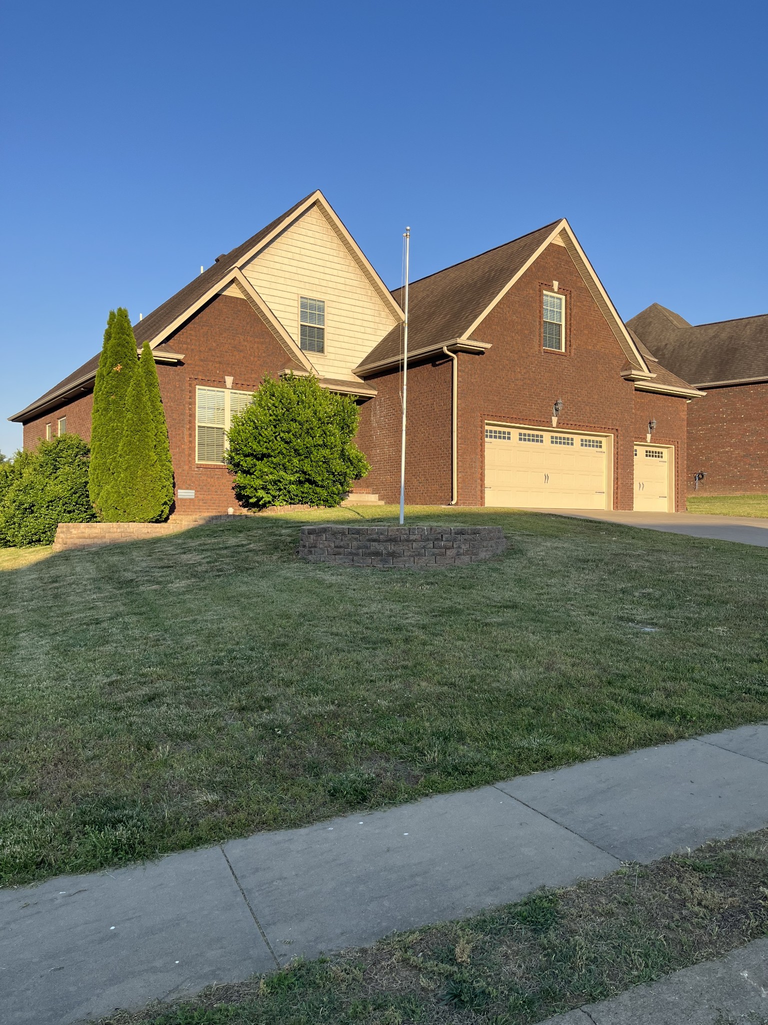 1615 Edgewater Ln
